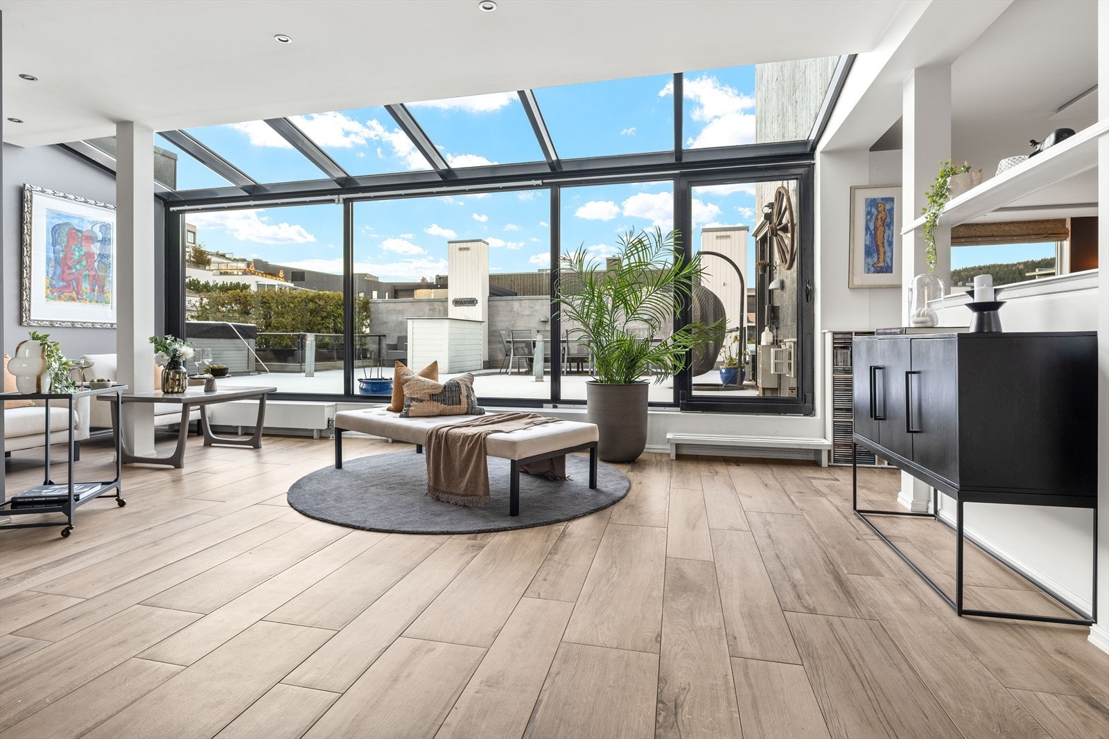 Det er også utgang til den store terrassen som gjør det enkelt å ta med seg gjestene ut på lune sommerkvelder. Galleribilde