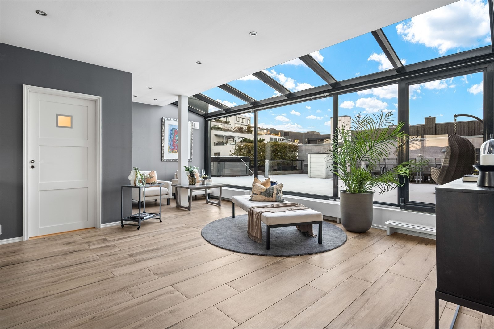 I den andre stuen, som ligger i utbygget med glasstak og vegger, får du en ekstra stue på 21 kvm med stengulv, varmekabler, fastmontert bord og hyller - et perfekt sted for rolige stunder eller hyggelige sammenkomster året rundt. Galleribilde