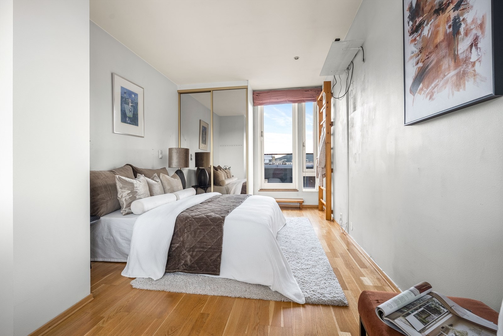 Soverommene er romslige og praktiske, med doble skap, faste skrivebord og hyller, samt bokhyller og klesstang. Hovedsoverommet har i tillegg faste bokhyller, ribbevegg, skyvedørsgarderobe med speildører og vegghengt TV. Galleribilde