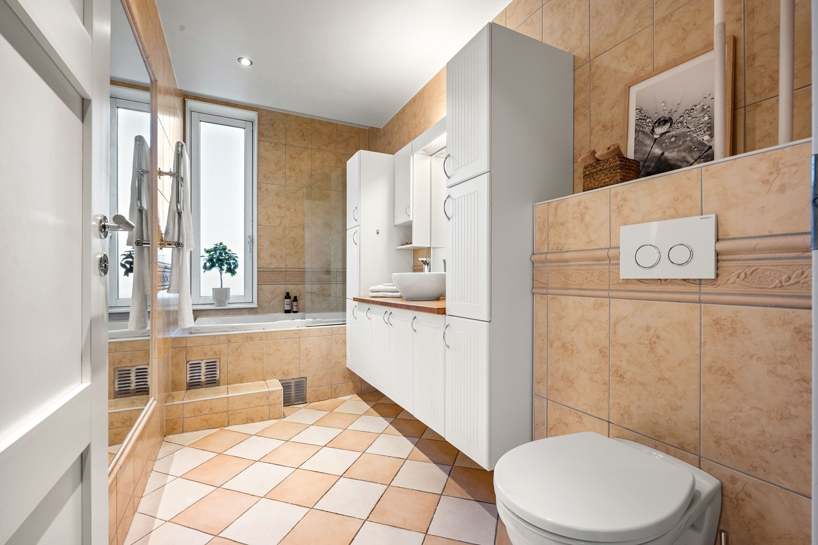 Hovedbadet har innfliset boblebad med dusj, vindu med frostet glass, baderomsinnredning med lys, ny rund vask og bambus benkeplate, samt vegghengt WC og varmekabler. Begge badene har spotlights med dimmer for optimal komfort. Galleribilde