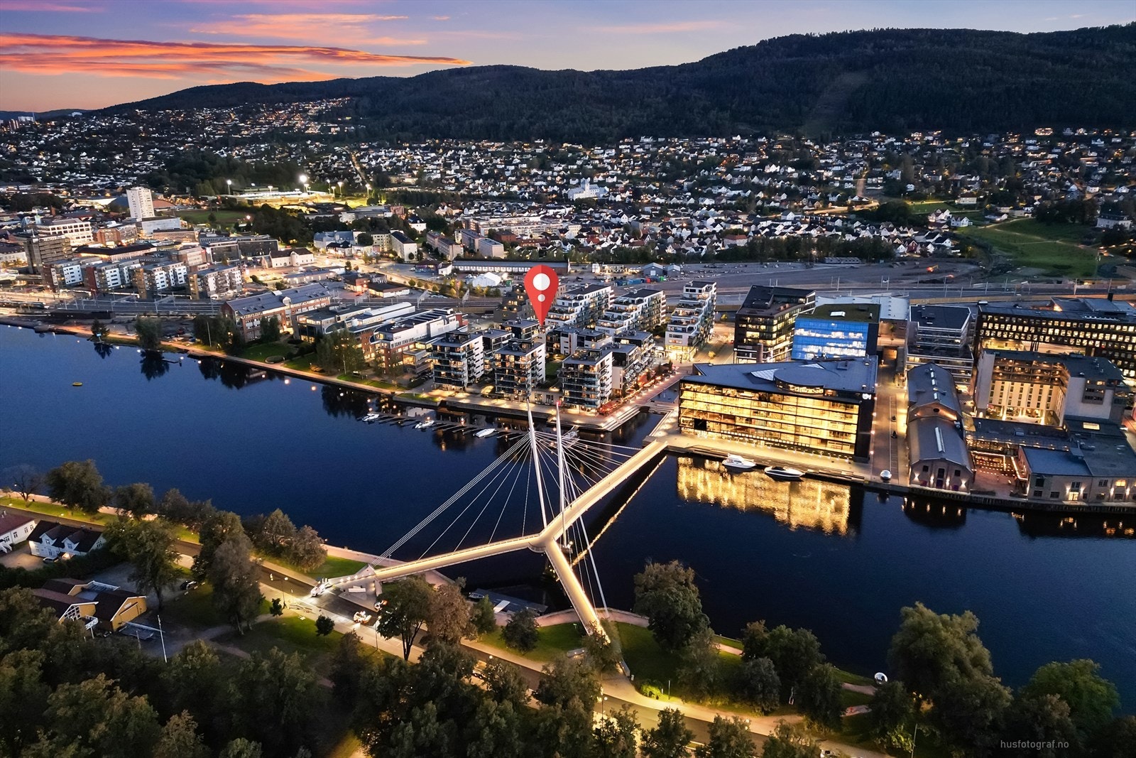 Leiligheten er beliggende på Union/Grønland som er et urbant og populært bydelsområde hvor du har både matbutikk, restauranter, bibliotek og Union Scene like i nærheten. Området er flott opparbeidet og her har du alt du trenger innenfor gangavstand fra bo Galleribilde