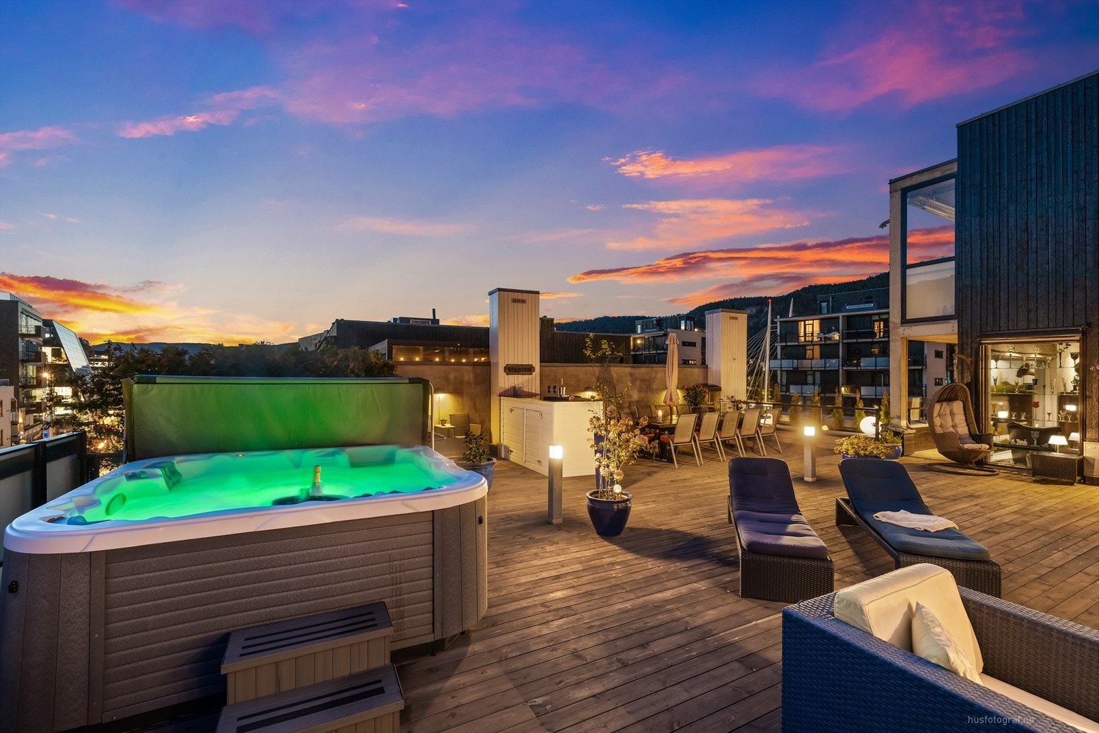 På terrassen er den en stor Jacuzzi som kan nytes året rundt, og den er ekstra skjermet med frostede heveglass. Galleribilde