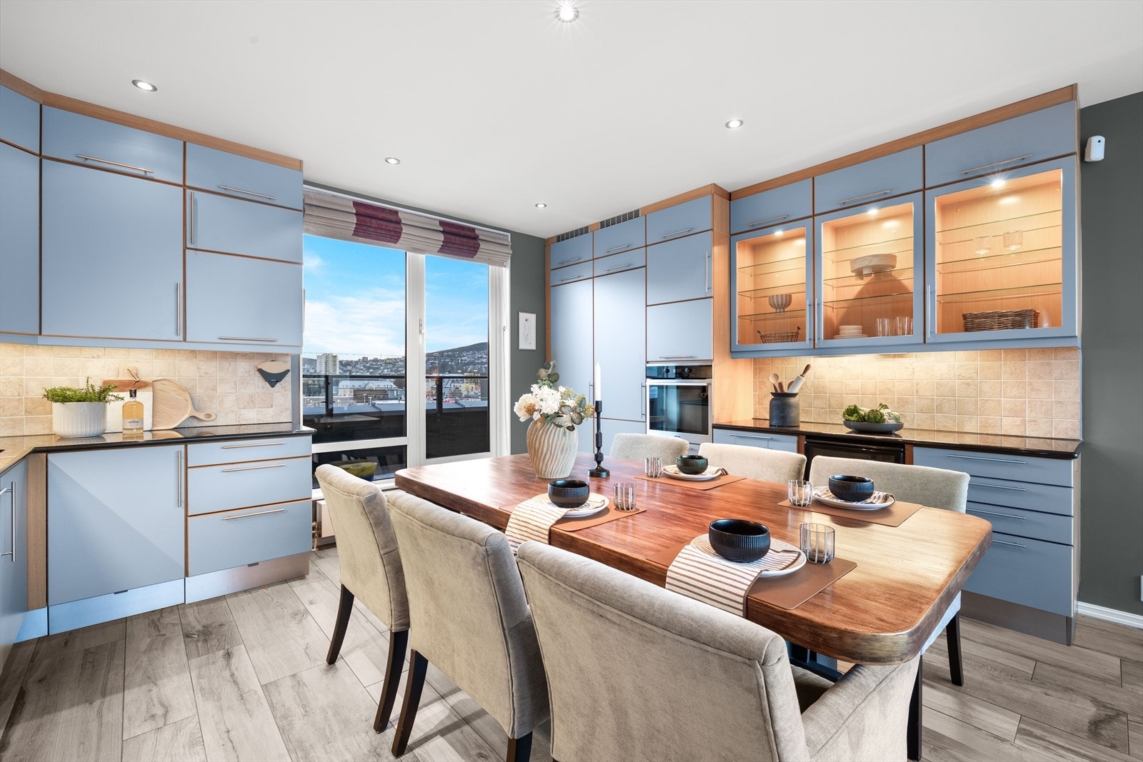 Kjøkkenet er et drøm for den matglade, med dobbelt så mange skap og skuffer som opprinnelig, ekstra overskap helt opp til taket og integrerte hvitevarer. Her finner du både strøm- og gassbluss, sort vask og steinbenker, samt moderne belysning med dimmer. Galleribilde