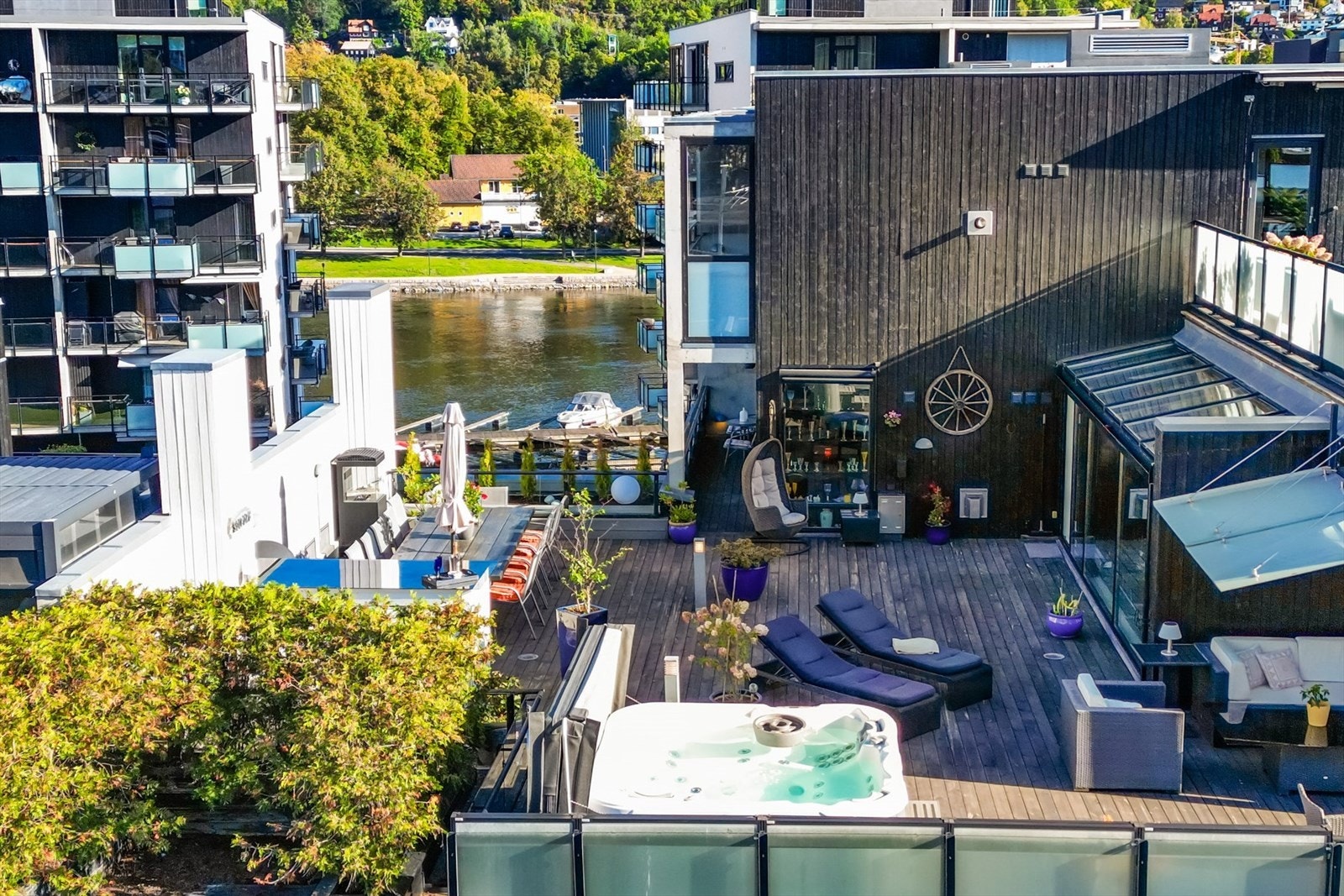 Velkommen til en sjelden mulighet på Union Brygge - en moderne og stor leilighet fra 2006 med gjennomgående høy standard, store utearealer på 175 kvm og en flott beliggenhet midt i hjertet av Drammen. Galleribilde