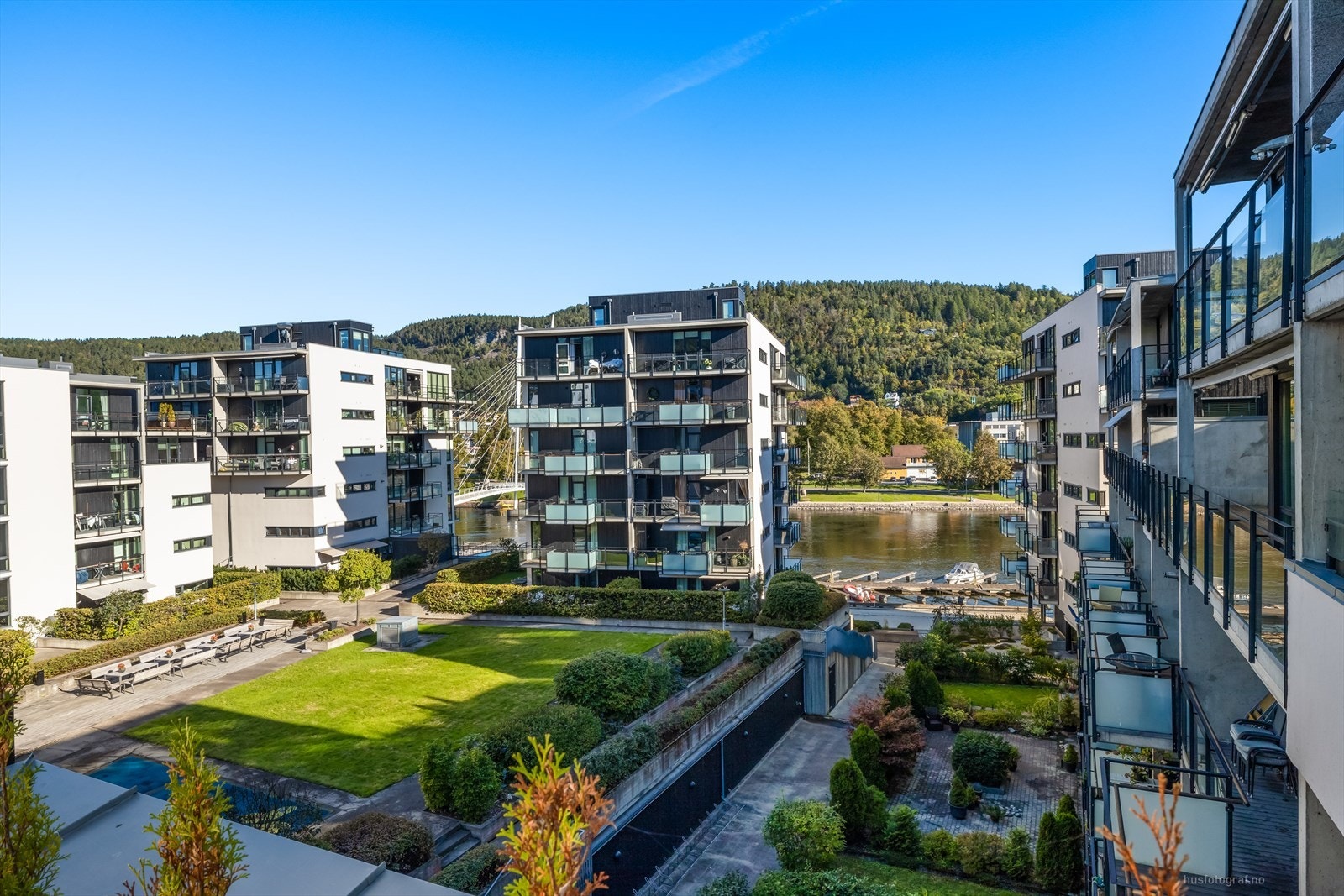 Veldig hyggelig og pent opparbeidet atrium med flere sittegrupper. Galleribilde