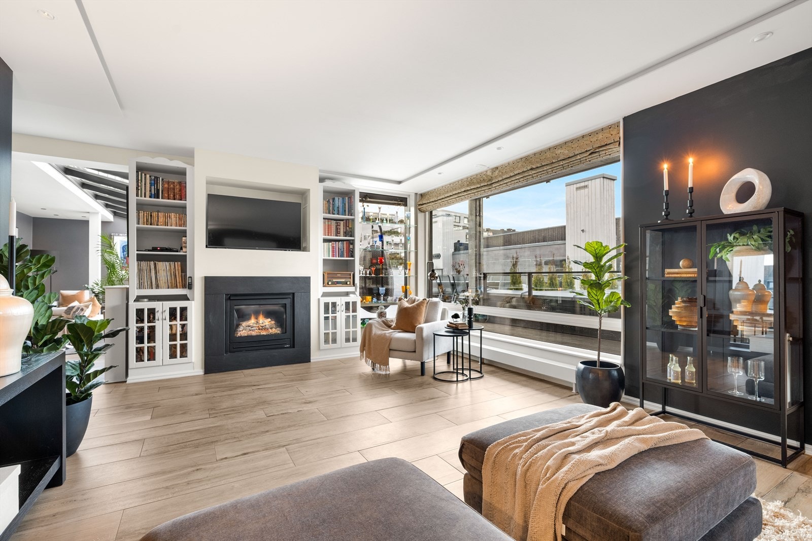 Oppvarming skjer via fjernvarme og varmekabler, og det er sentralstøvsuger, moderne ventilasjon og gasspeis. Galleribilde