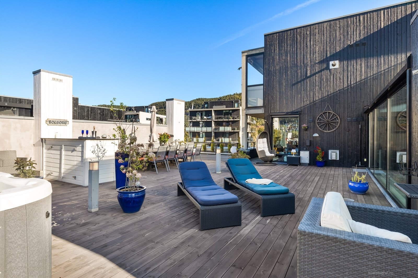 Her finner du spesiallaget langbord, fast puteskap, verktøyskap, høy slemmet mur mot nabo, stor jacuzzi, frostede heveglass, innglasset beplantning, flere varmelamper og en flyttbar gasspeis. Galleribilde