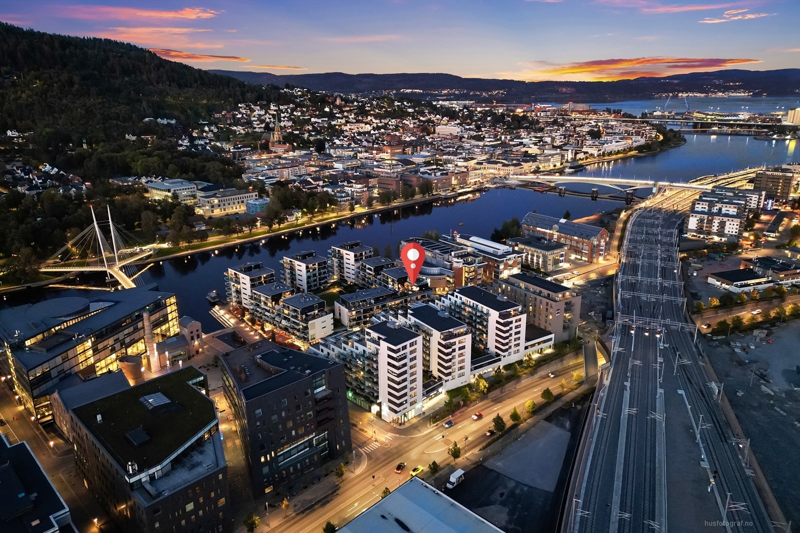 Fra Union Brygge kan man også ta hyggelige spaserturer langs elevpromenaden opp mot Landfalløya og nydelige Gulskogen gård eller nedover elva mot Strømsø eller over bybrua til Bragernes Torg. Galleribilde