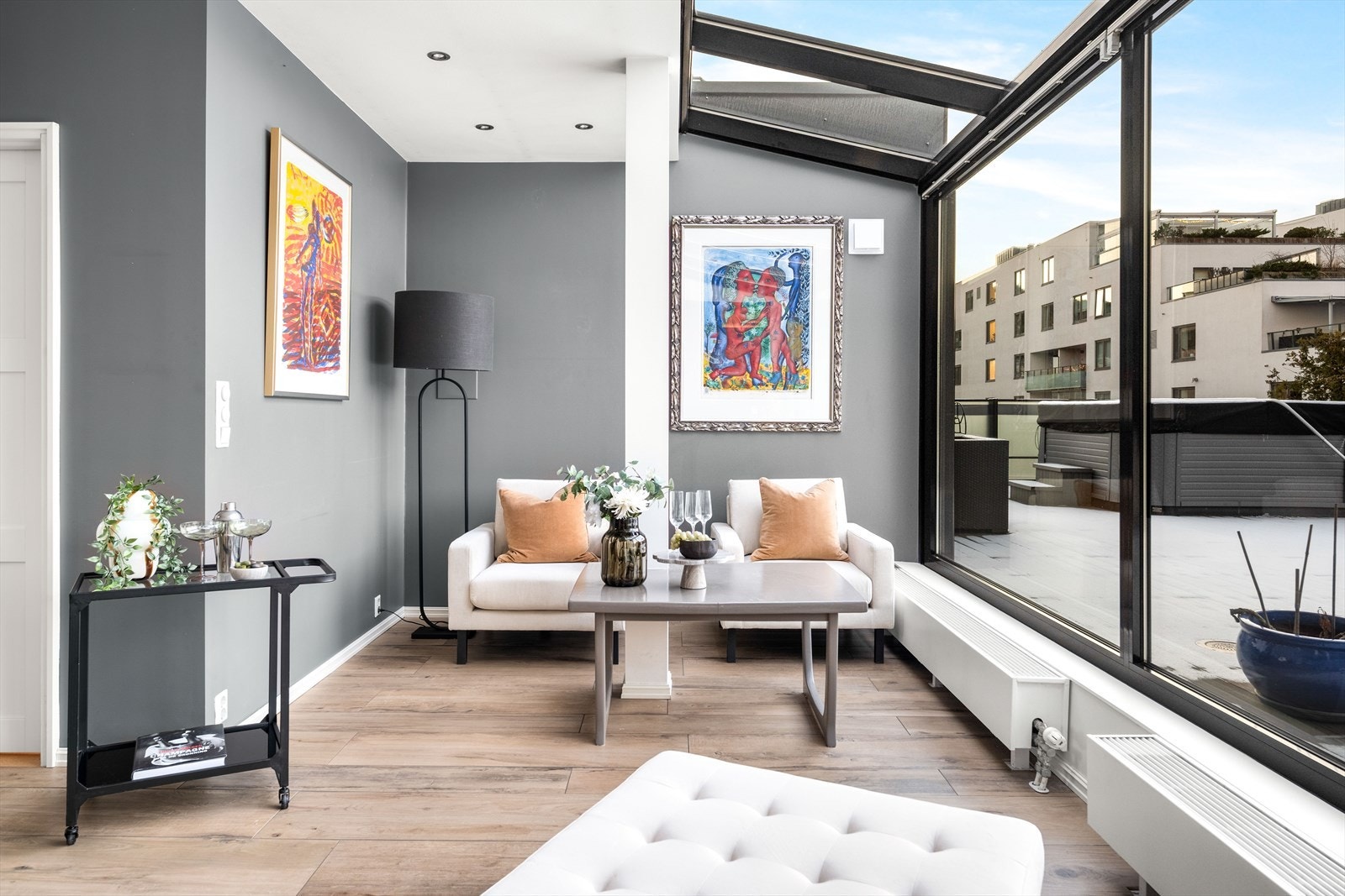 Leiligheten har en spesieltilpasset utbygg med glasstak og vegger som gir meget godt med lys inn i boligen. Galleribilde