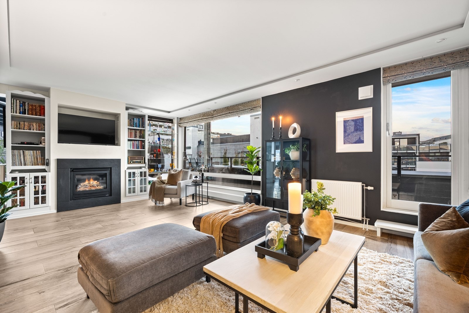 Stueavdelingen er delt i to soner og byr på fleksible løsninger for både avslapning og selskapelighet. Hovedstuen har gasspeis, integrert TV-løsning med skap og hyller, samt spesialtilpasset belysning i fire soner - alt styrt med fjernkontroll. Galleribilde