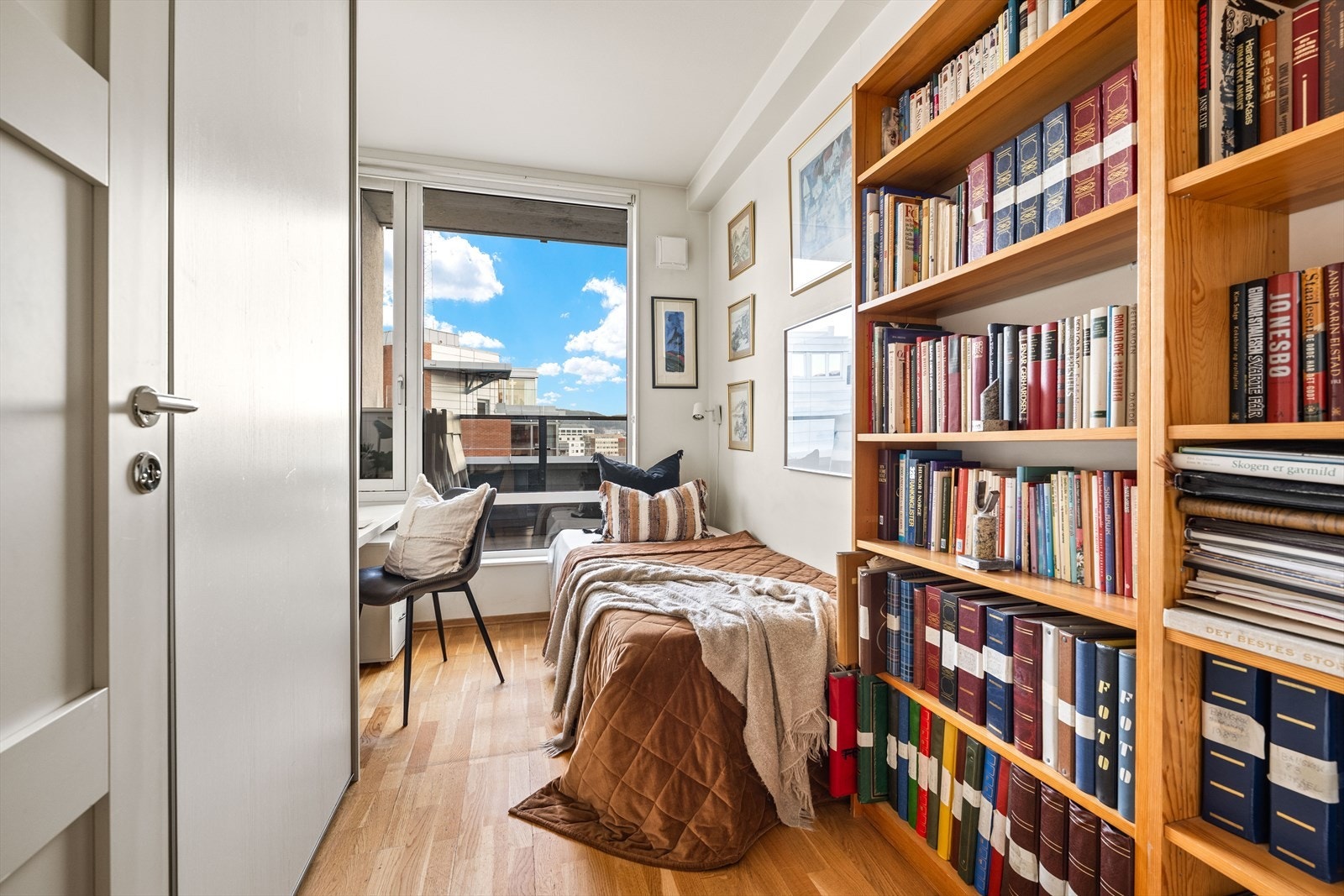 Soverom 2 med skyvedørsgarderobe. Galleribilde