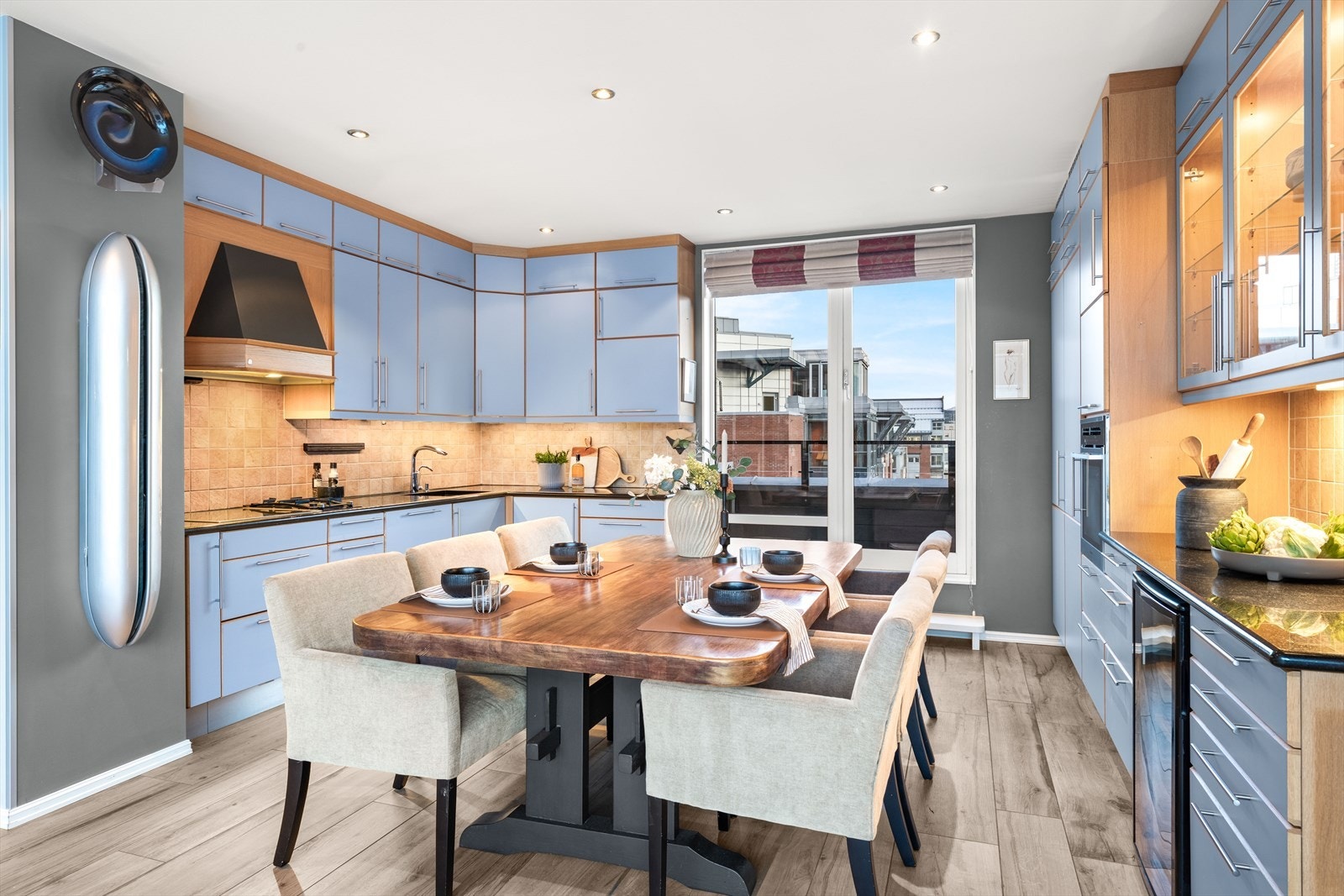 Fra kjøkkenet er det også direkte utgang terrassen, noe som gjør det enkelt å servere både frokost og middag ute. Galleribilde