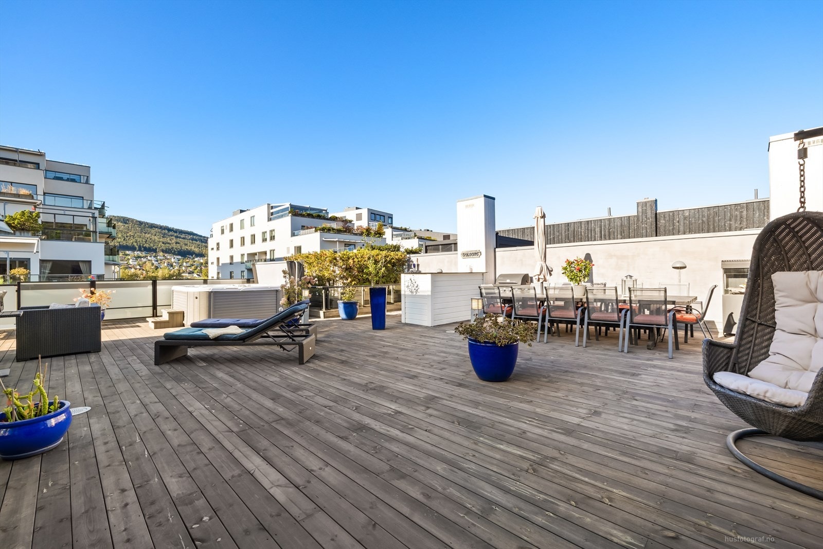 Terrassen er virkelig et kapittel for seg selv - hele 175 kvm, utvidet med blindtak rundt hele leiligheten, nytt gulv i grå Møre Royal og delvis ny beplantning. Galleribilde