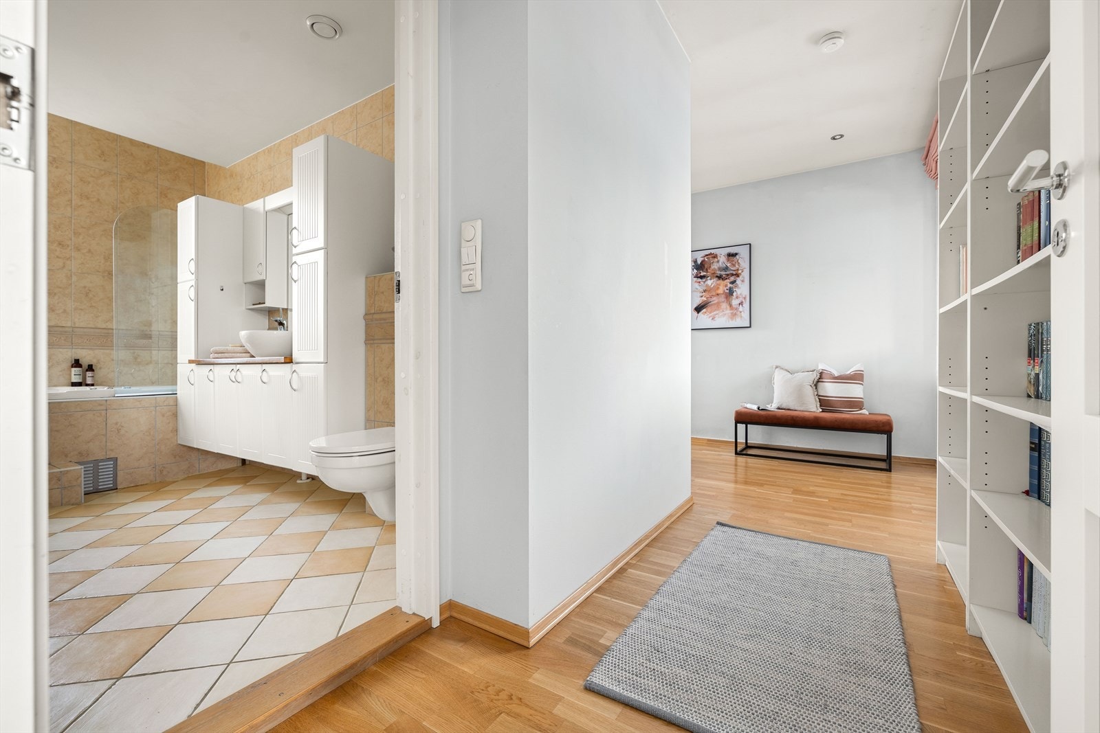 Soveromsavdeling med eget bad. Hovedsoverommet har ribbevegg, speilgarderobe, faste bokhyller og vegghengt TV. Komfort og smarte oppbevaringsløsninger står i fokus. Galleribilde