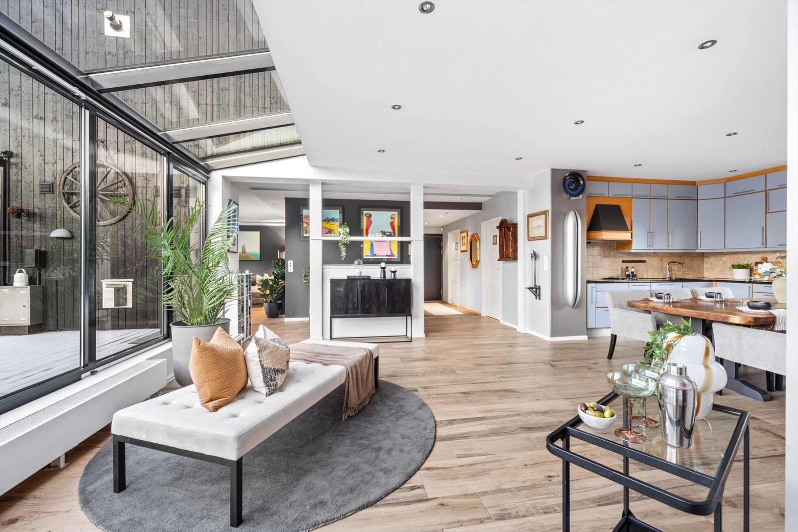 Boligen har også spesialsydde liftgardiner fra Lothe, nye heltre dører med sotet glass, fire TV-uttak. Galleribilde