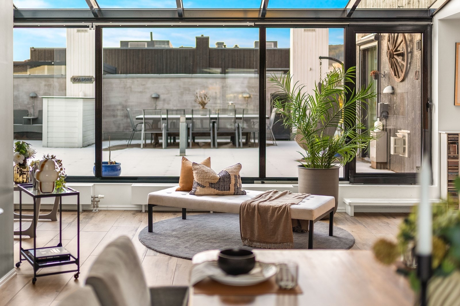 Stue med direkte utgang til stor terrasse Galleribilde