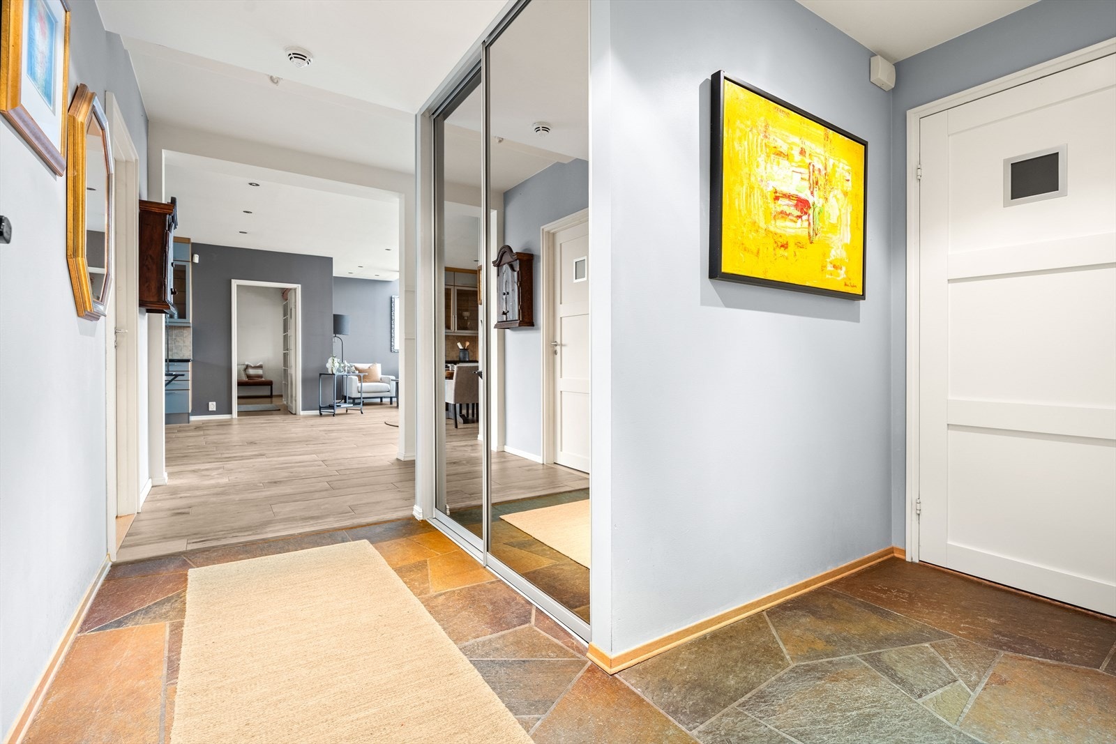 Når du kommer inn i boligen, møtes du av en innbydende entré med skyvedørsgarderobe med speildører, oppdalskifer på gulvet og varmekabler som gir en lun velkomst. Spotlights med dimmer i taket setter stemningen allerede fra første steg inn. Galleribilde