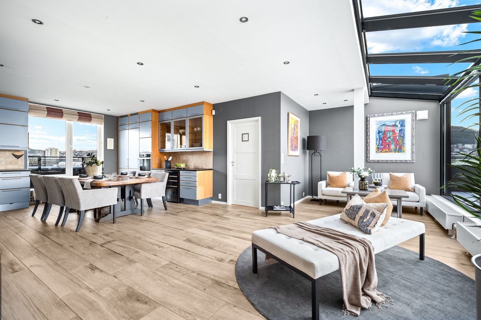 Stueavdelingen er delt i to soner og byr på fleksible løsninger for både avslapning og selskapelighet. Galleribilde