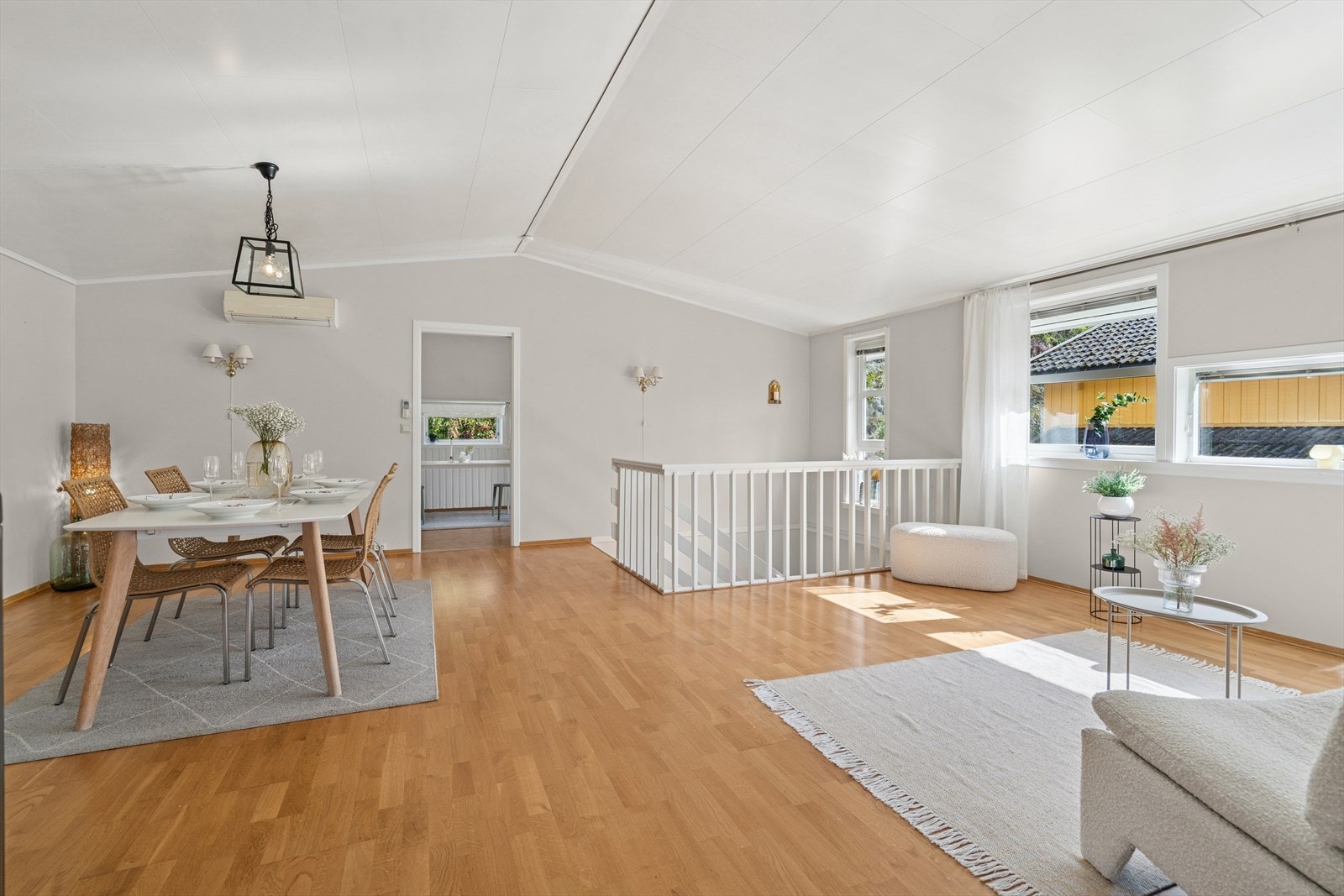 Stuen byr på høy himling for den ekstra gode romfølelsen Galleribilde