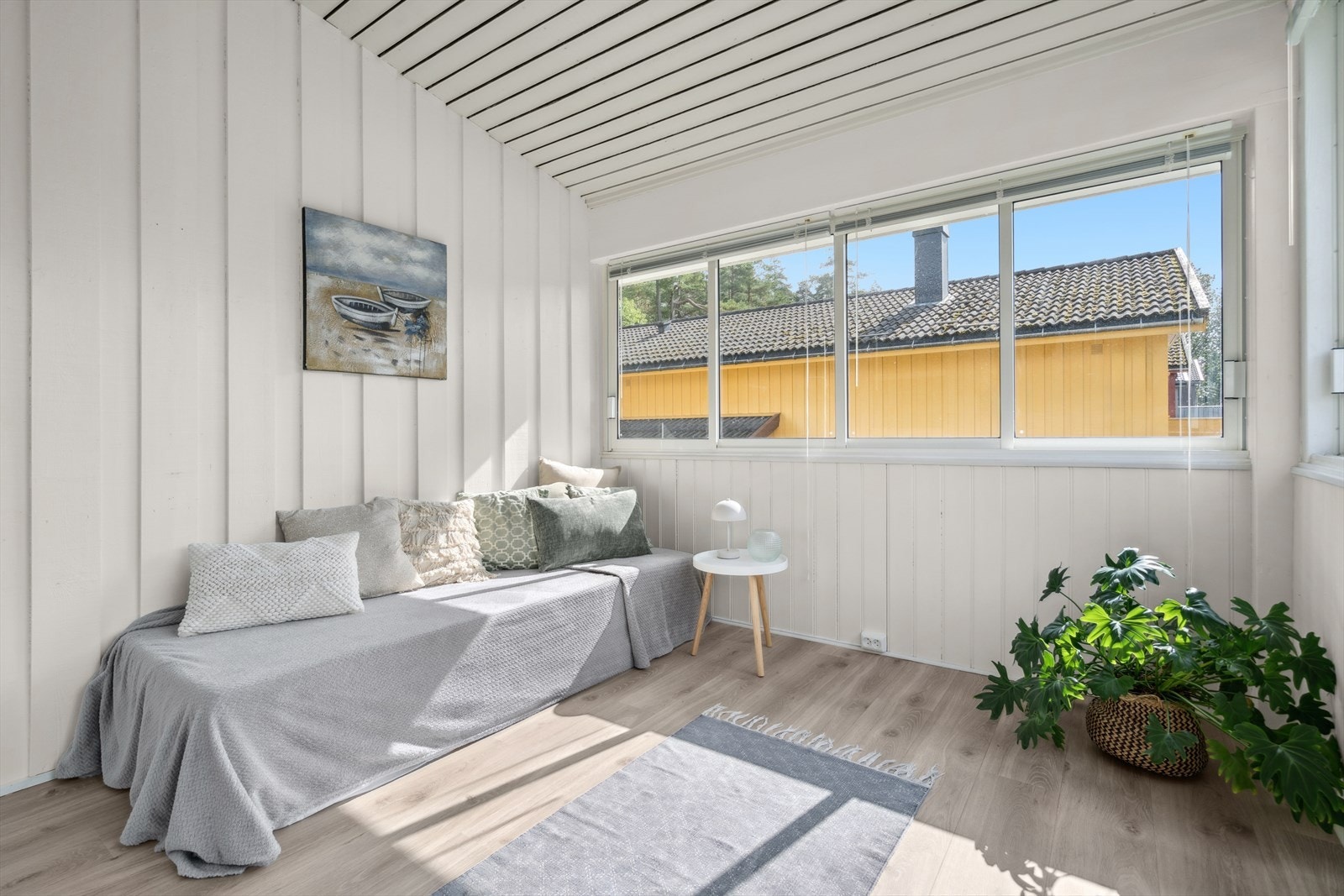 Det er god plass for loungemøbler på verandaen Galleribilde