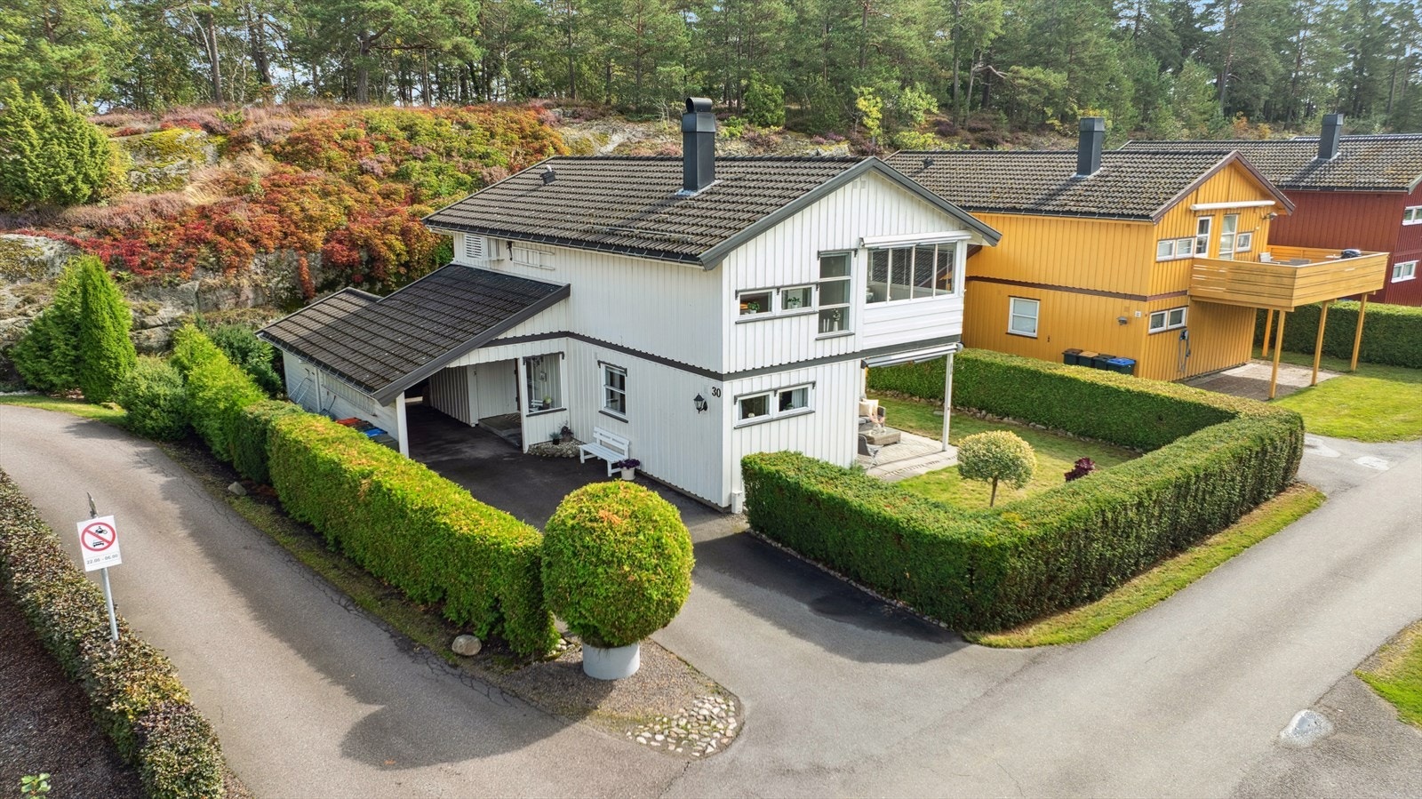 Spennende enebolig med skjermet hage og fine uteplasser Galleribilde