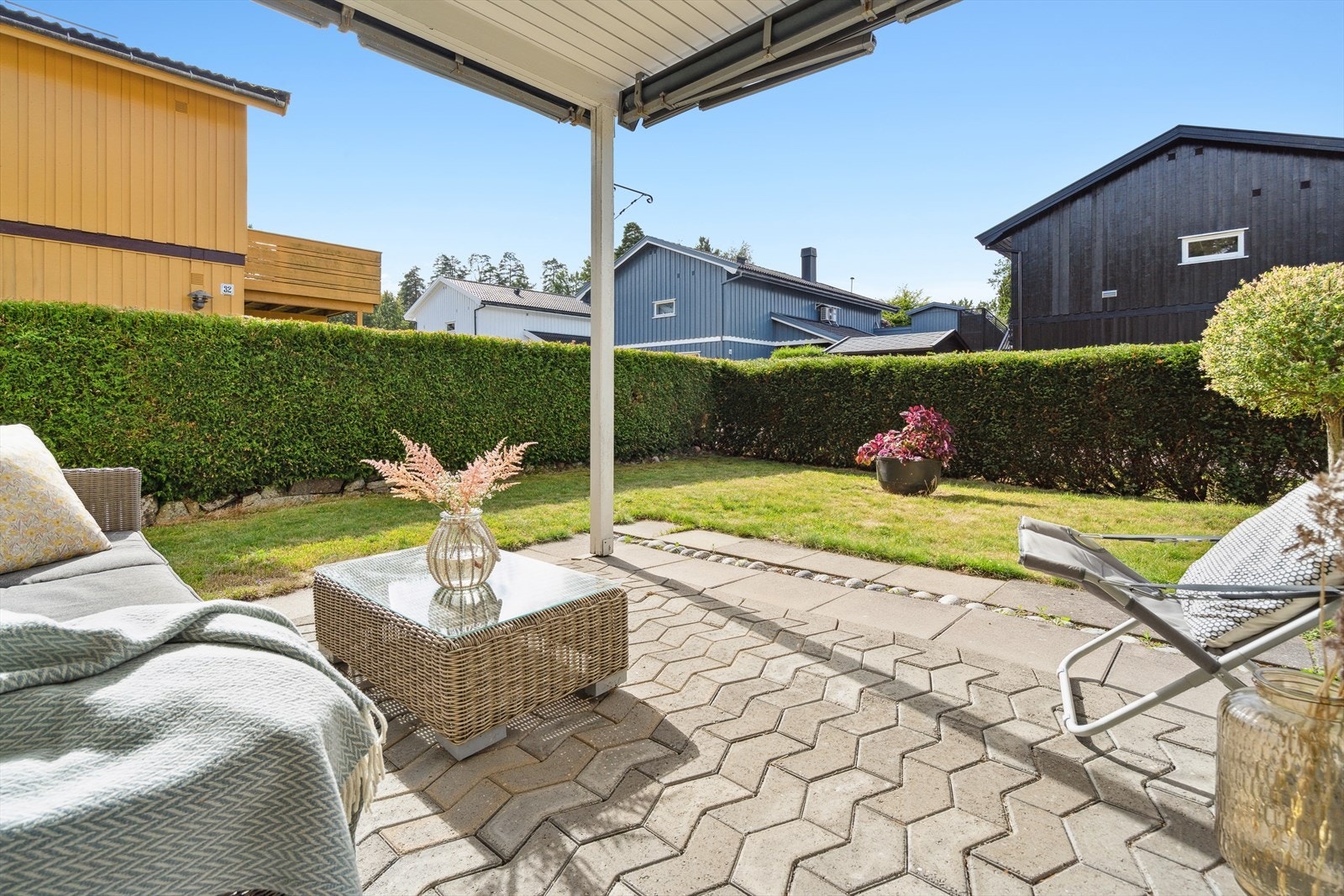 Den overbygde uteplassen er utstyrt med markiser Galleribilde