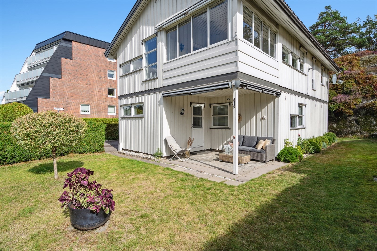 Fra det ene soverommet kommer man ut på herlig overbygget uteplass med ettermiddag- og kveldssol Galleribilde