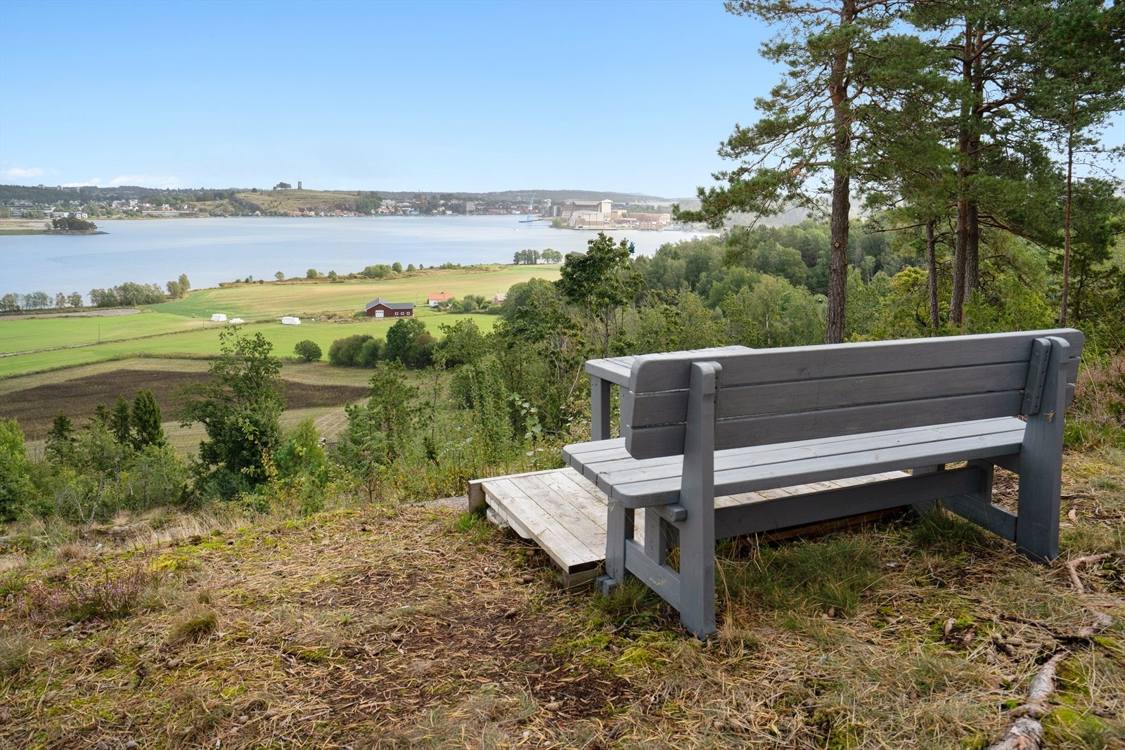 Tar man turen opp til toppen av fjellknausen like bak huset ser man Slottsfjellet og innseilingen i Vestfjorden Galleribilde
