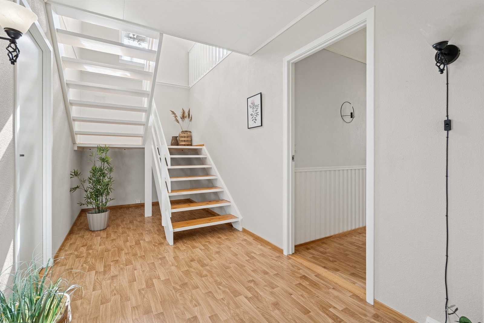 Hall har varmekabler, og herfra tar vi turen opp til boligens hovedetasje Galleribilde