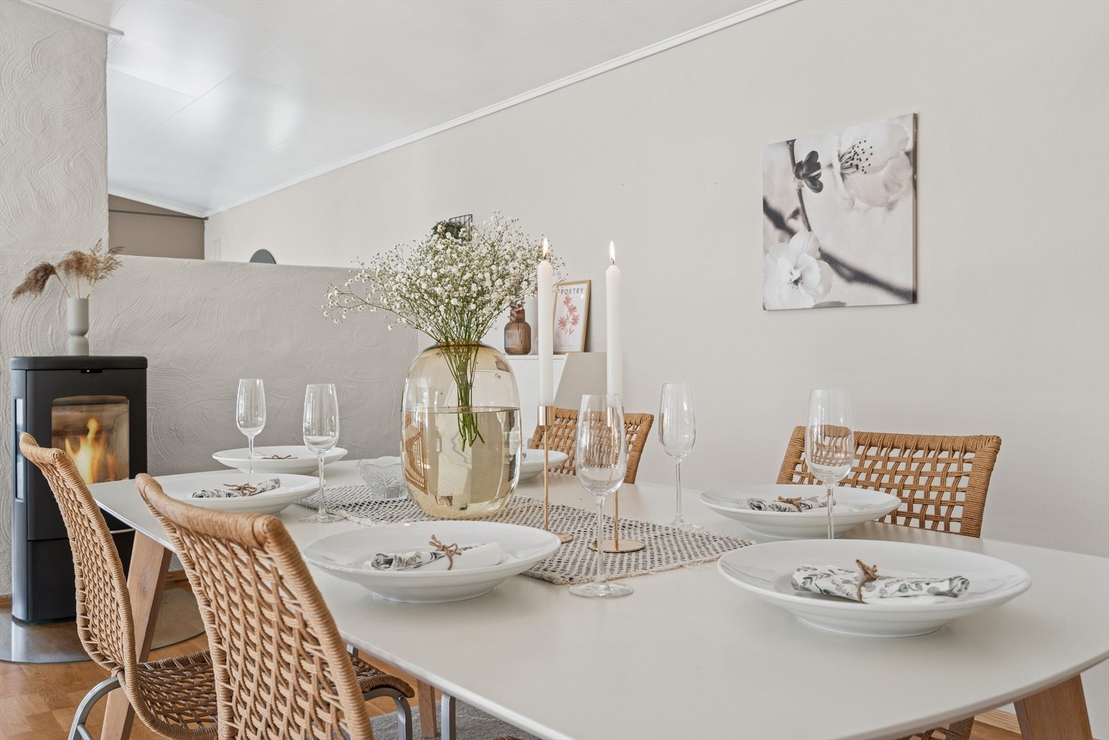 Stuen byr på mange mulige møbleringsløsninger Galleribilde