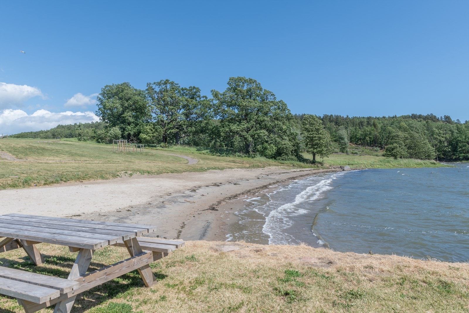 Melsomstranda med badeplass, lekeområder og nydelig kyststi ligger en kort kjøretur unna eiendommen Galleribilde