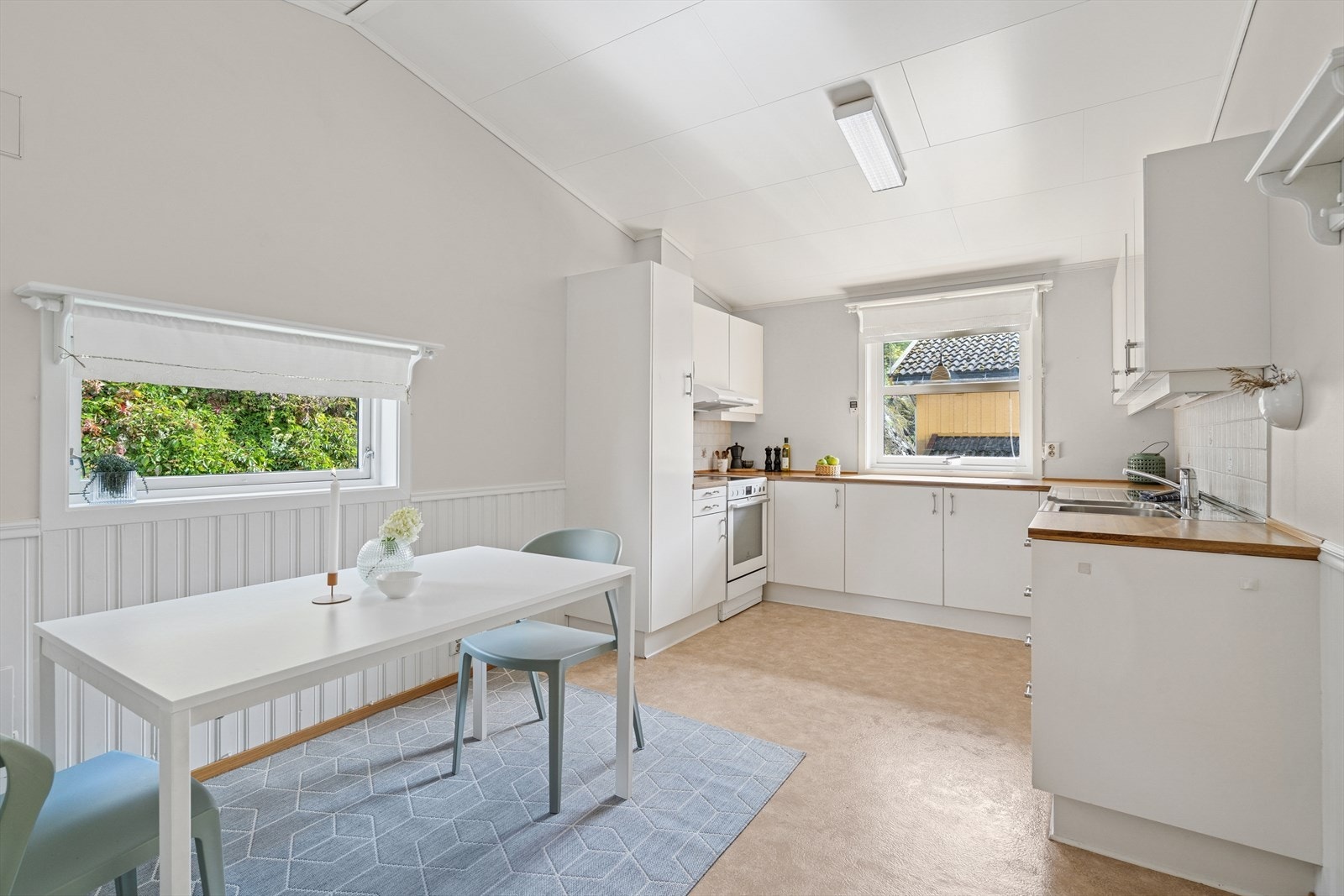 Det er god plass til familiens frokostbord på kjøkken Galleribilde