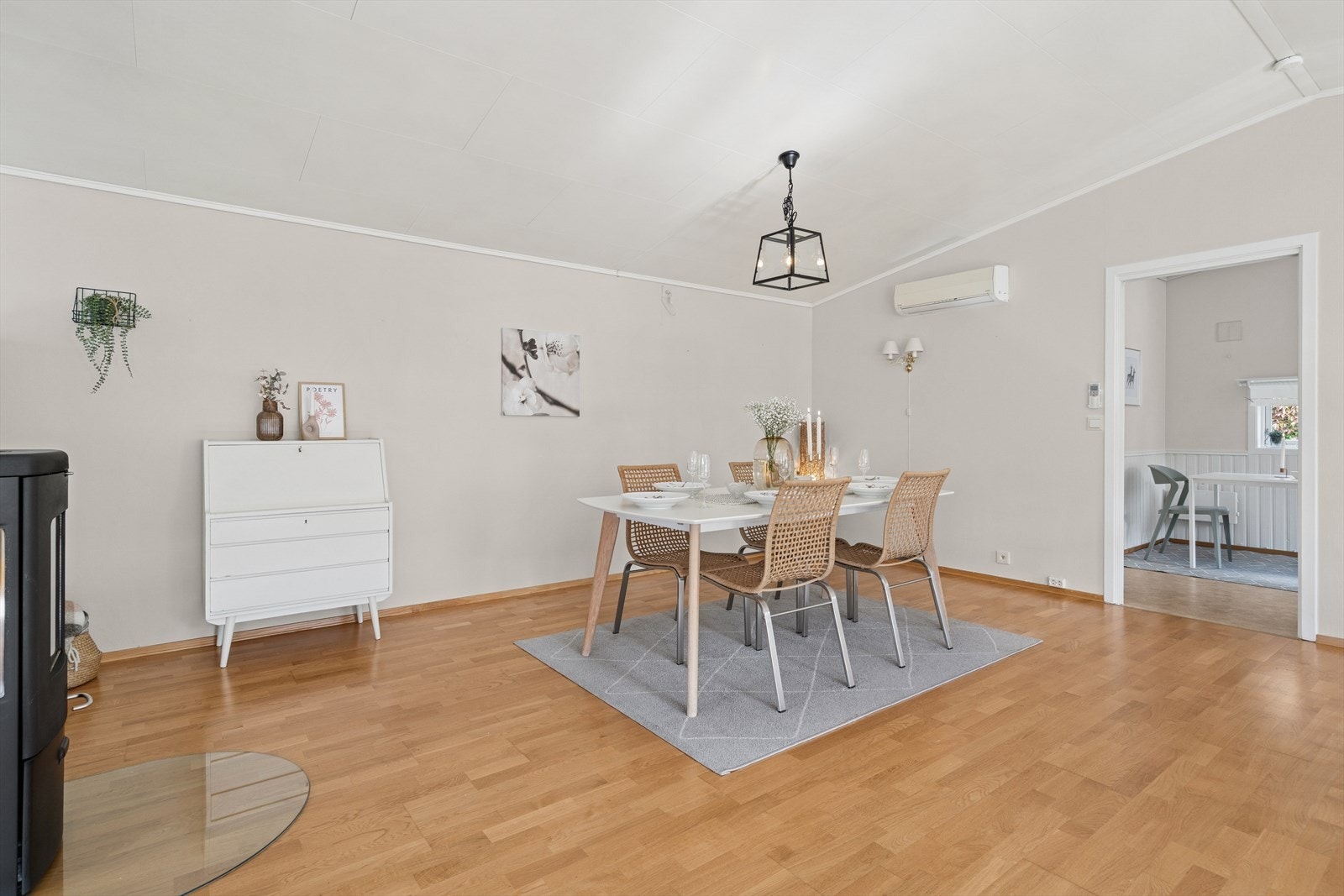 Stuen er romslig og utstyrt med varmepumpe, peisovn og utgang til innglasset veranda Galleribilde