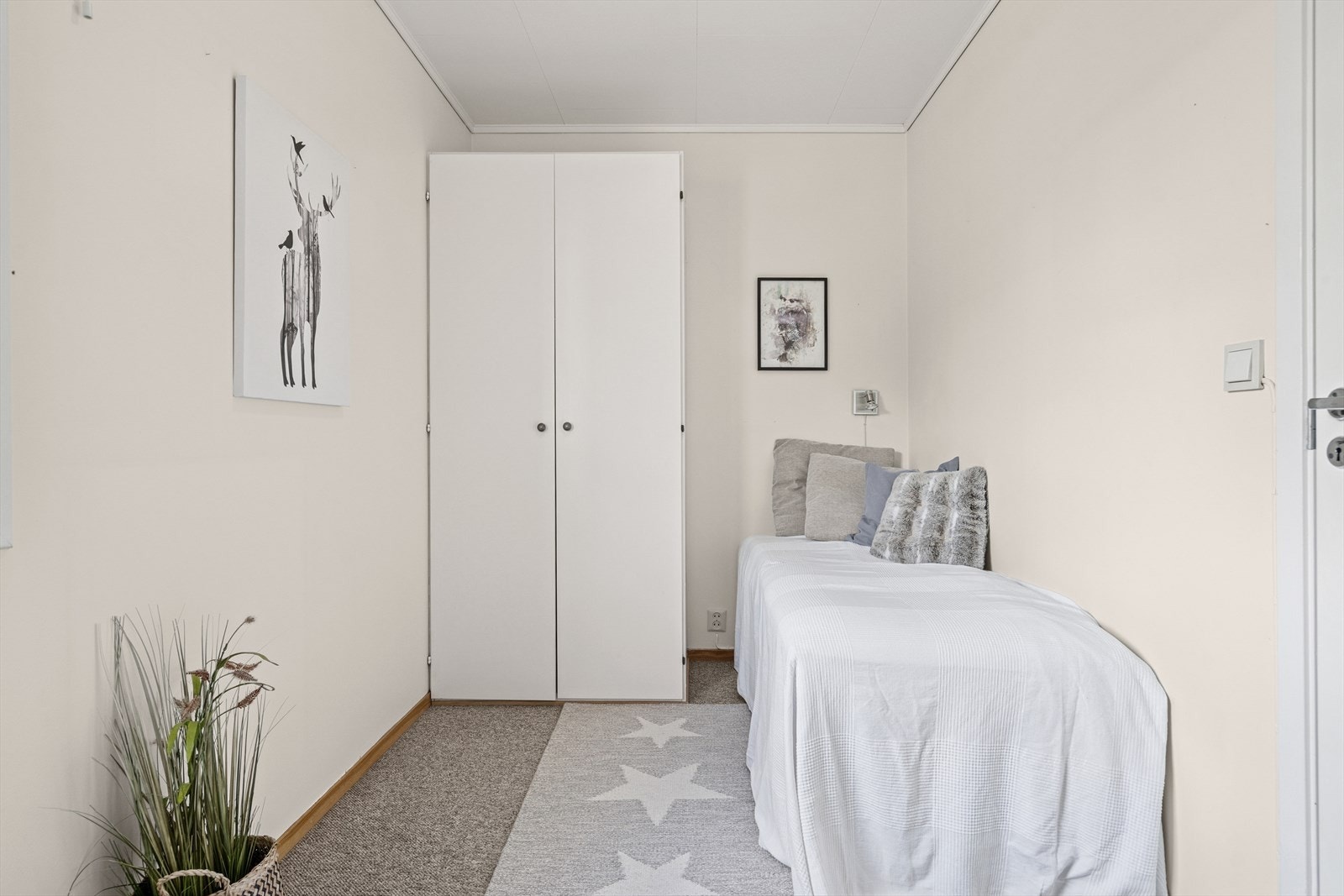 Det siste barneværelset har også lunt teppe på gulv og skap Galleribilde