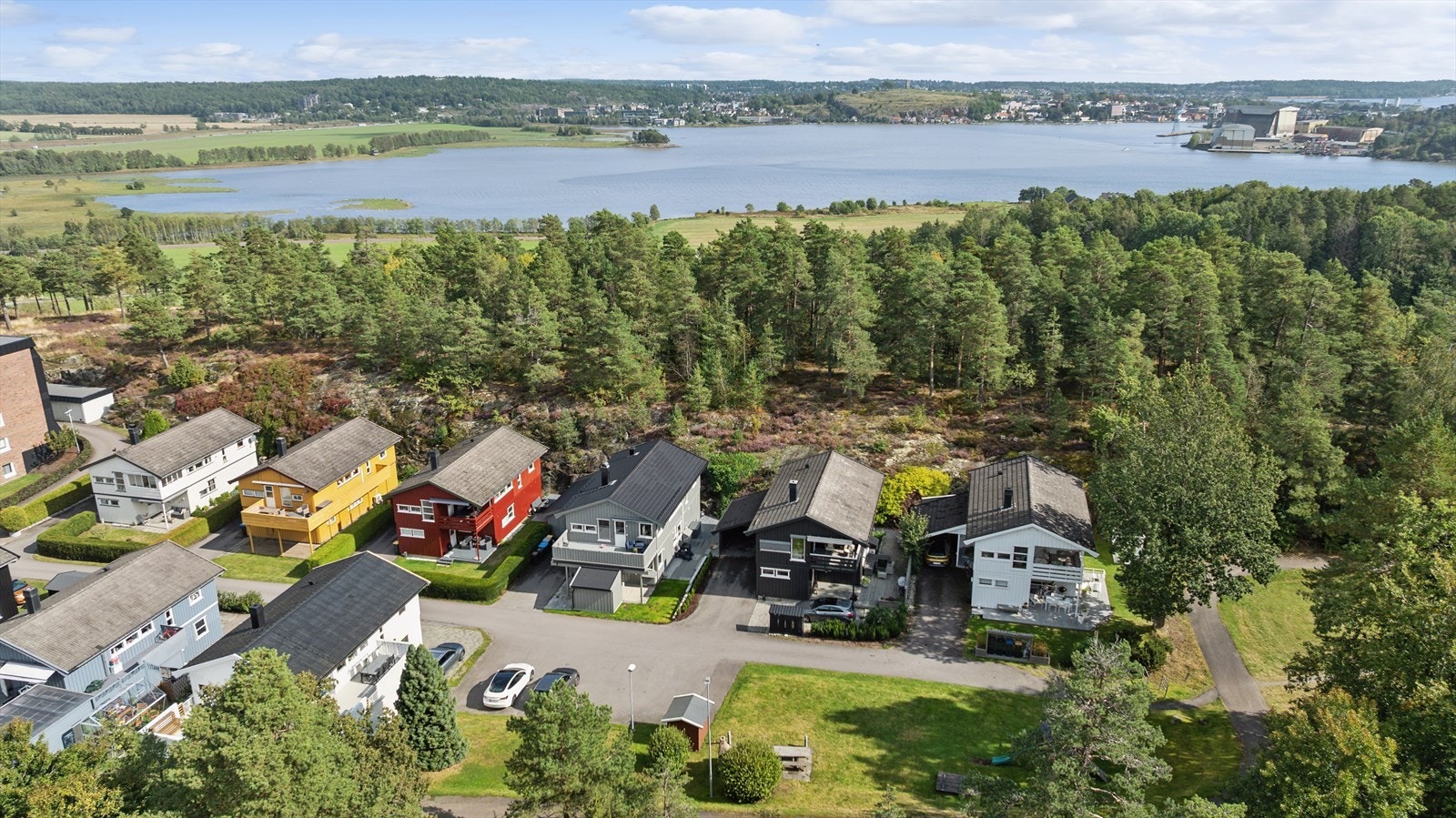 Humleveien 30 ligger i en koselig og trafikkstille blindvei Galleribilde