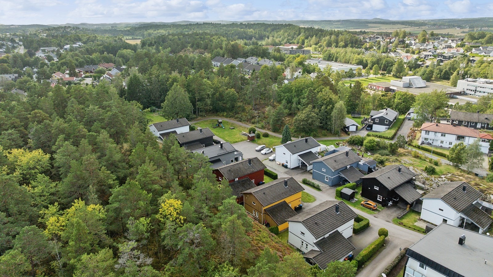 Sameiets tomt er velholdt og har gjesteparkeringsplasser Galleribilde
