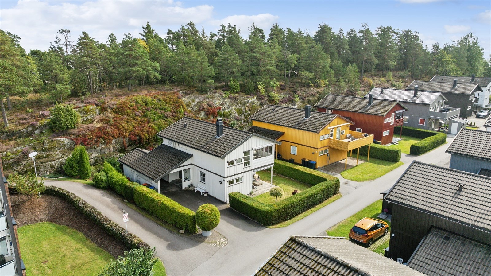 Boligen har dyp carport, innglasset veranda samt skjermet og solrik tomt Galleribilde
