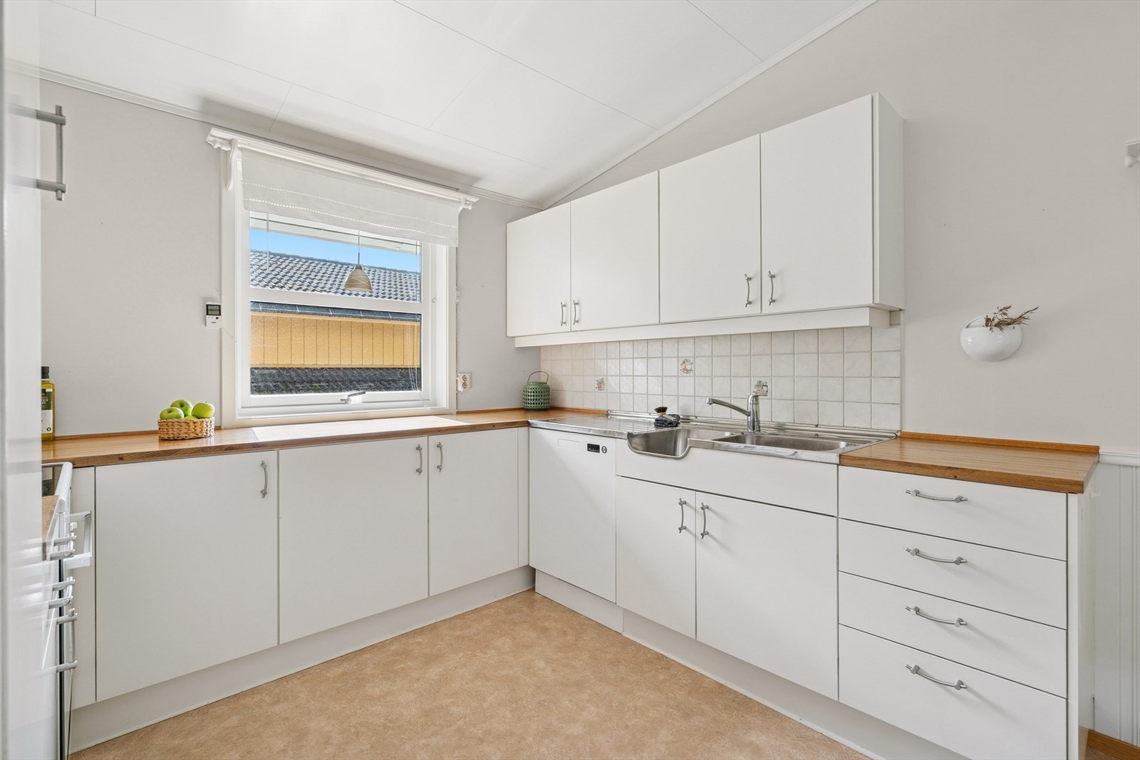 Innredningen er velholdt og har mye skap- og benkeplass Galleribilde