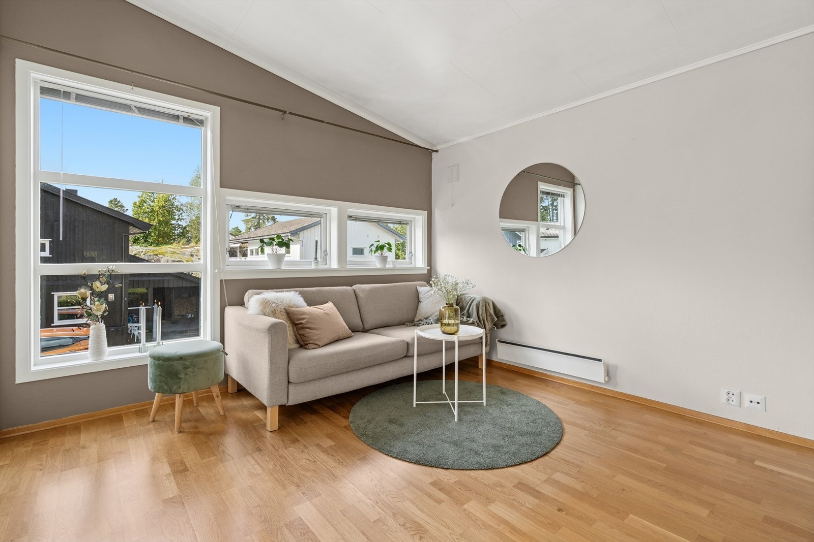 Det er rom for stor sofa i det som er familiens naturlige tv-stue Galleribilde