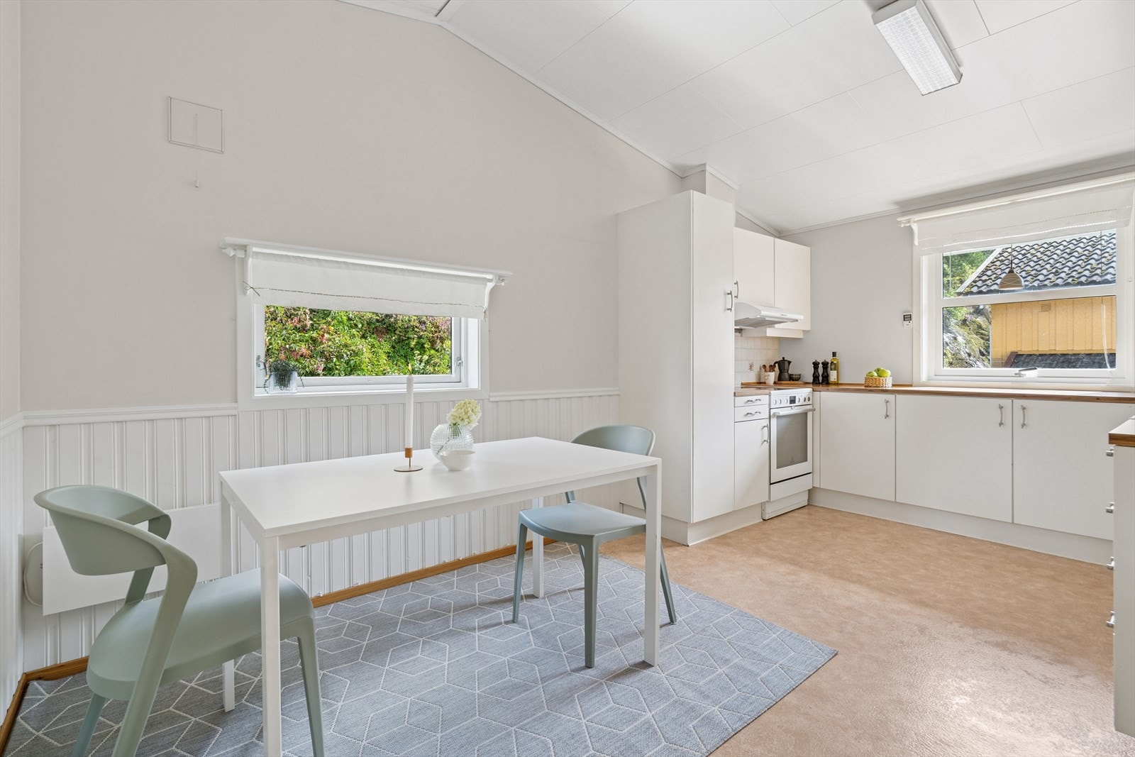 Også kjøkkenet byr på høy himling og mye naturlig lys Galleribilde