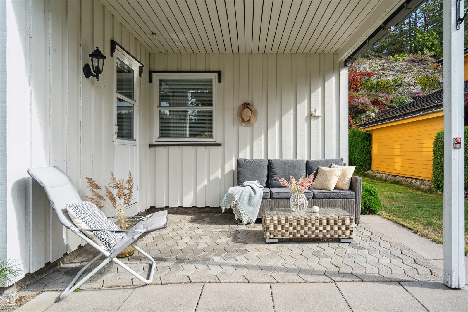 En lun og skjermet uteplass hvor de voksne kan kose seg mens barna leker i hagen eller på den koselige lekeplassen Galleribilde