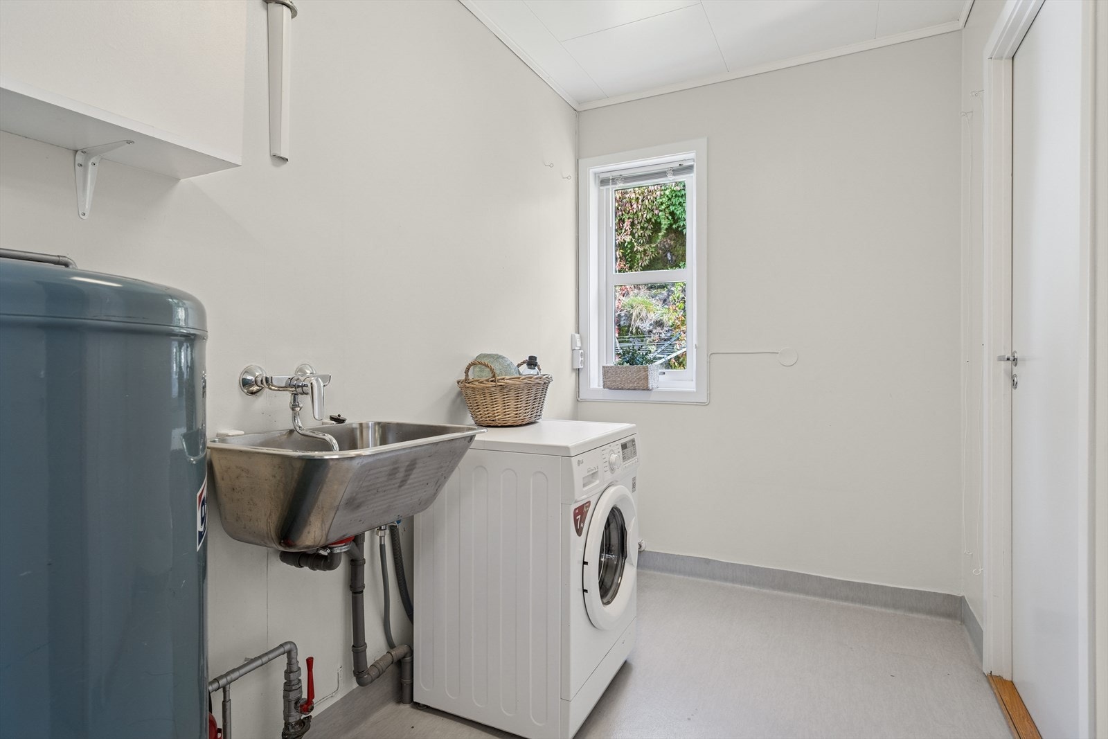 Praktisk og romslig vaskerom, tilknyttet to romslige boder Galleribilde