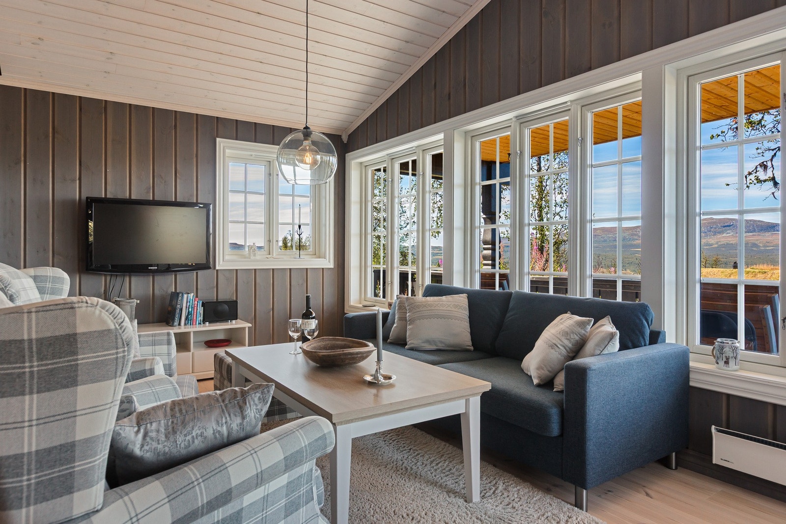 Den gode takhøyden gir sammen med alle vindusflatene en god og luftig romfølelse. Galleribilde