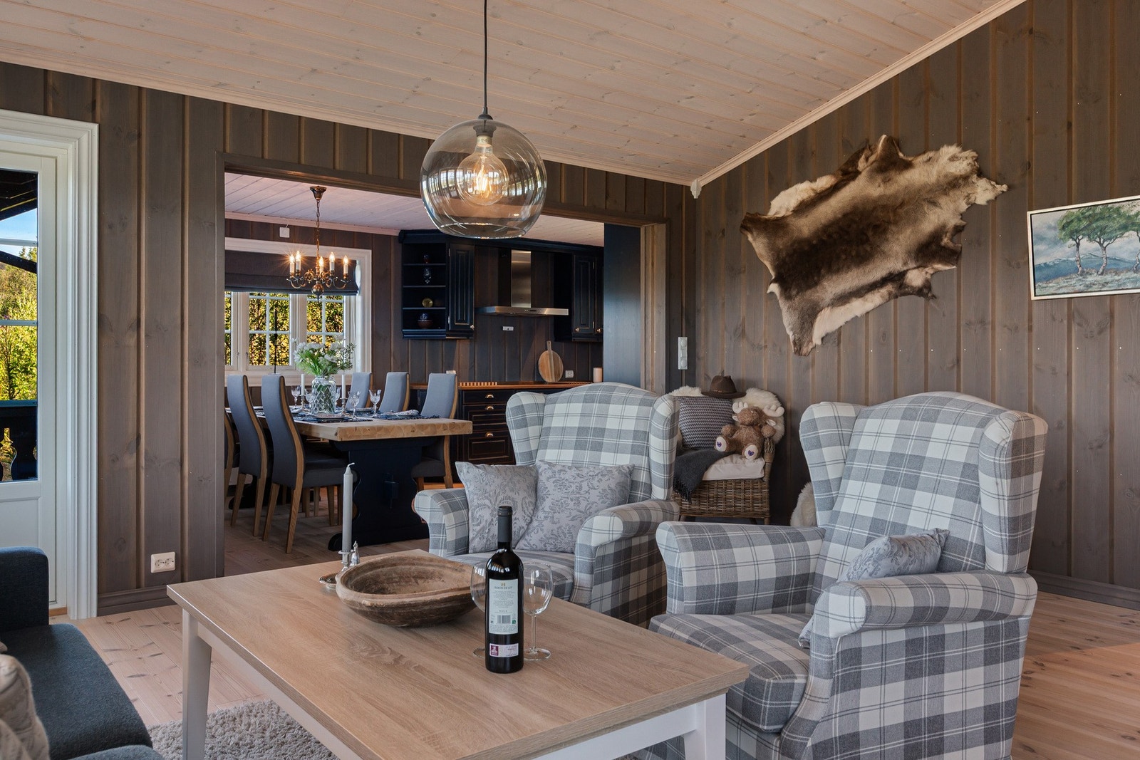 Lune fargevalg med beiset panel på vegg og i himling. Galleribilde