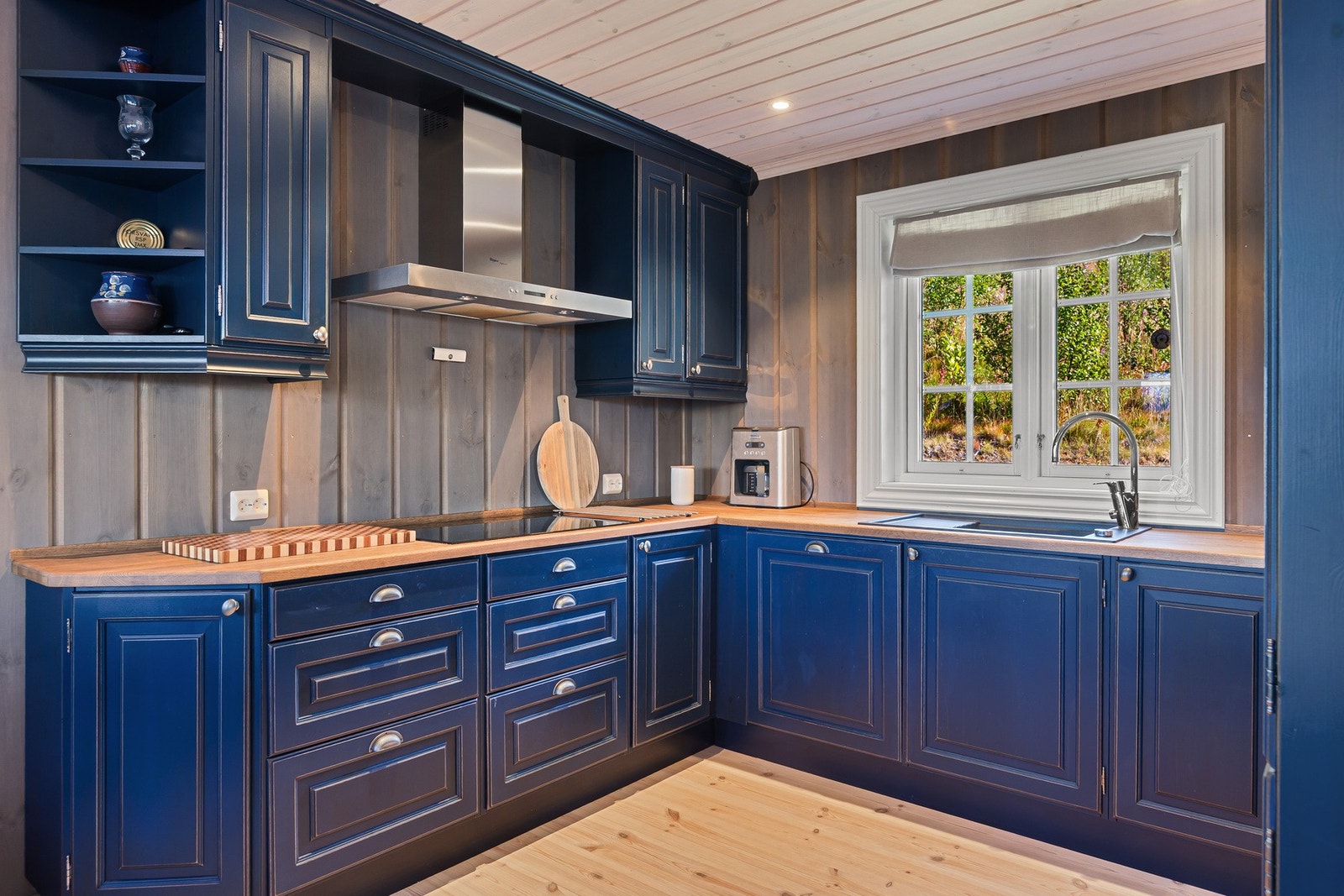 Malt heltrekjøkken med over- og underskap. Galleribilde