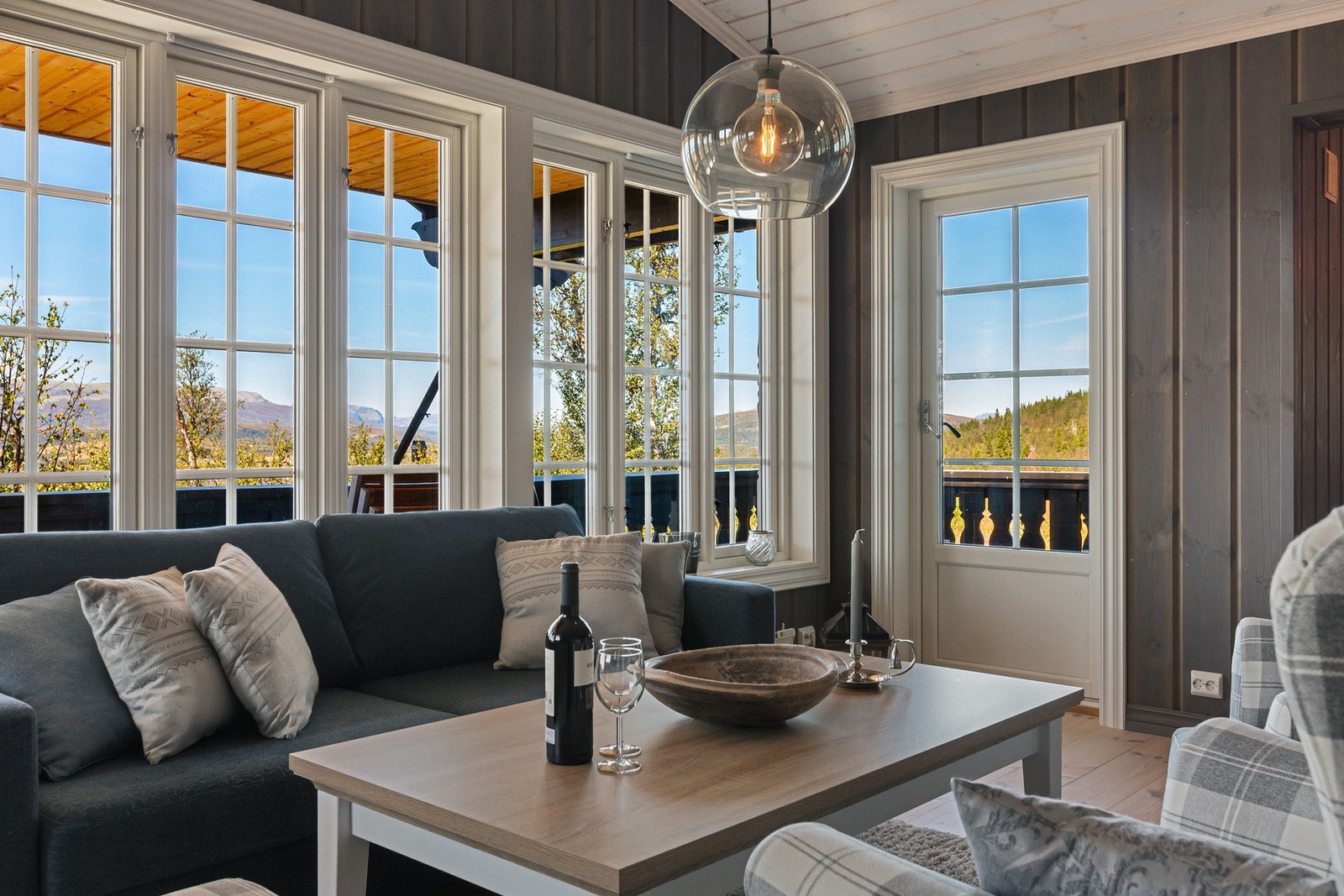 Fra stuen går det dør ut til den dels overbygde terrassen, som går langs hele framsida av hytta. Galleribilde