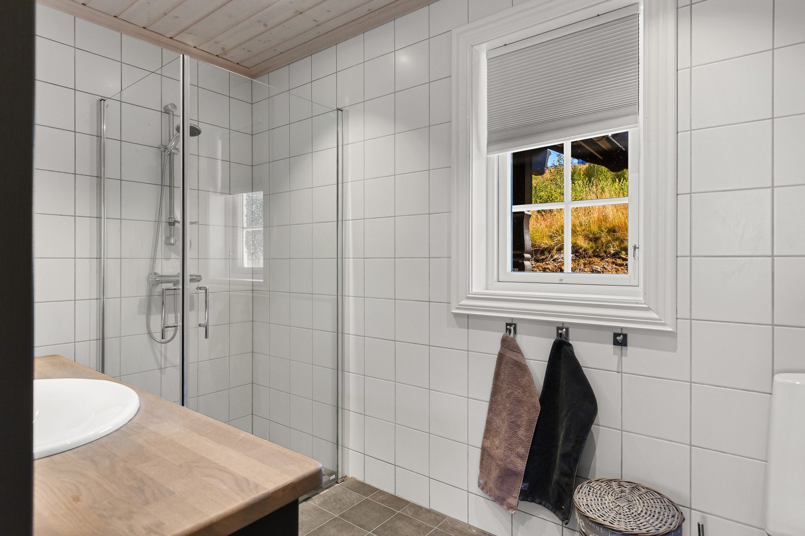 Servantinnredning, toalett og dusjdører i glass. Galleribilde