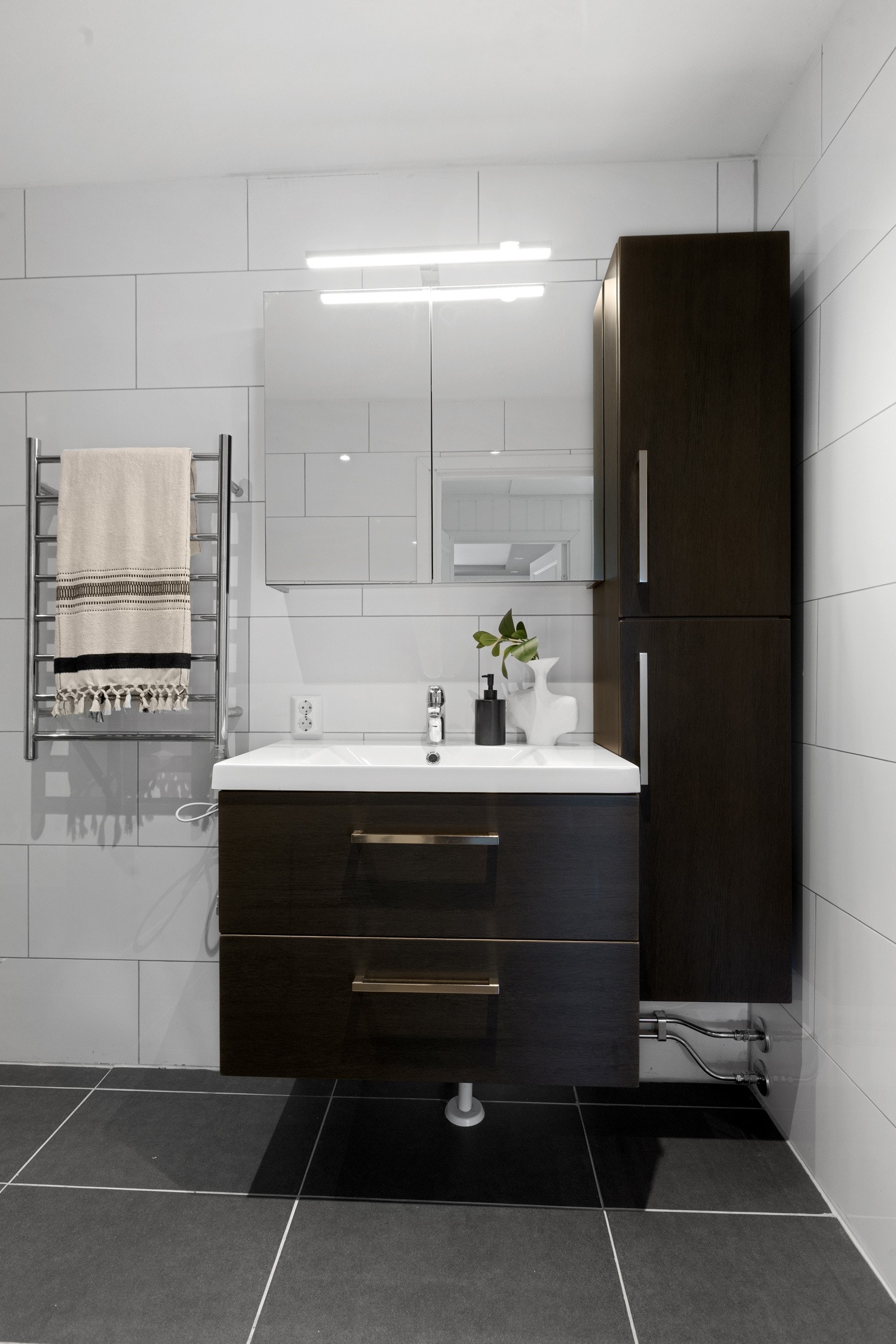 Badet er innredet med baderomsinnredning- stor dusjnisje og toalett- downlights i himling Galleribilde