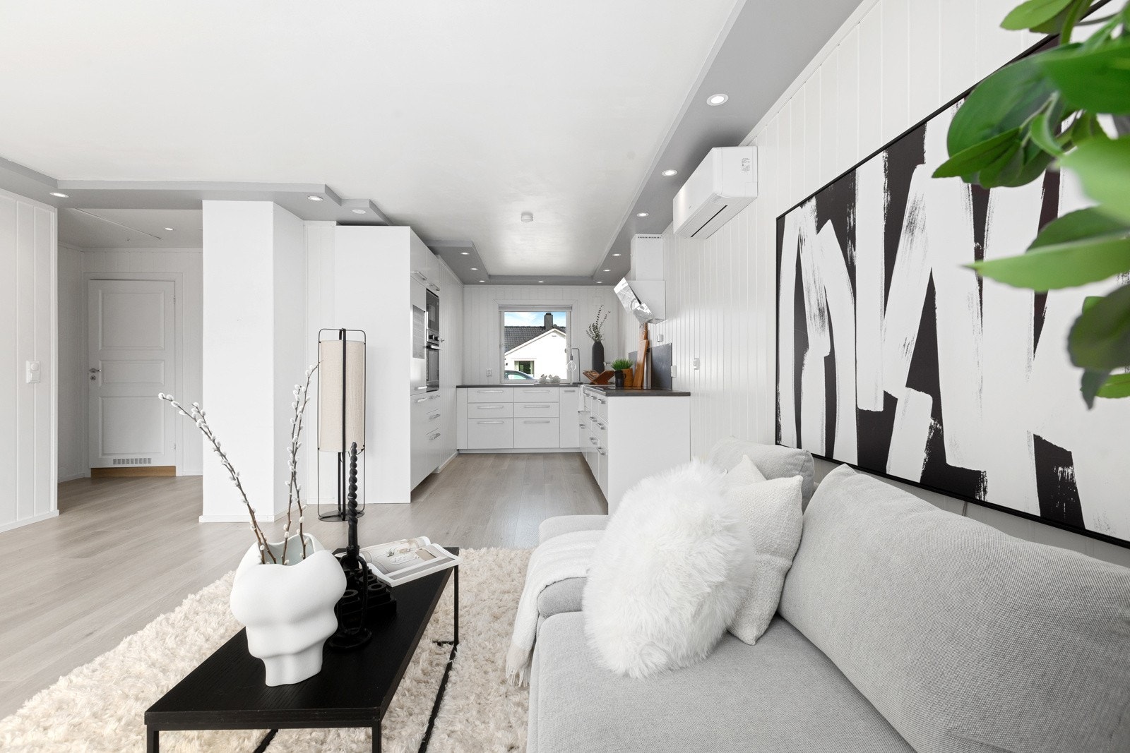 Legg merke til downlights i himling Galleribilde