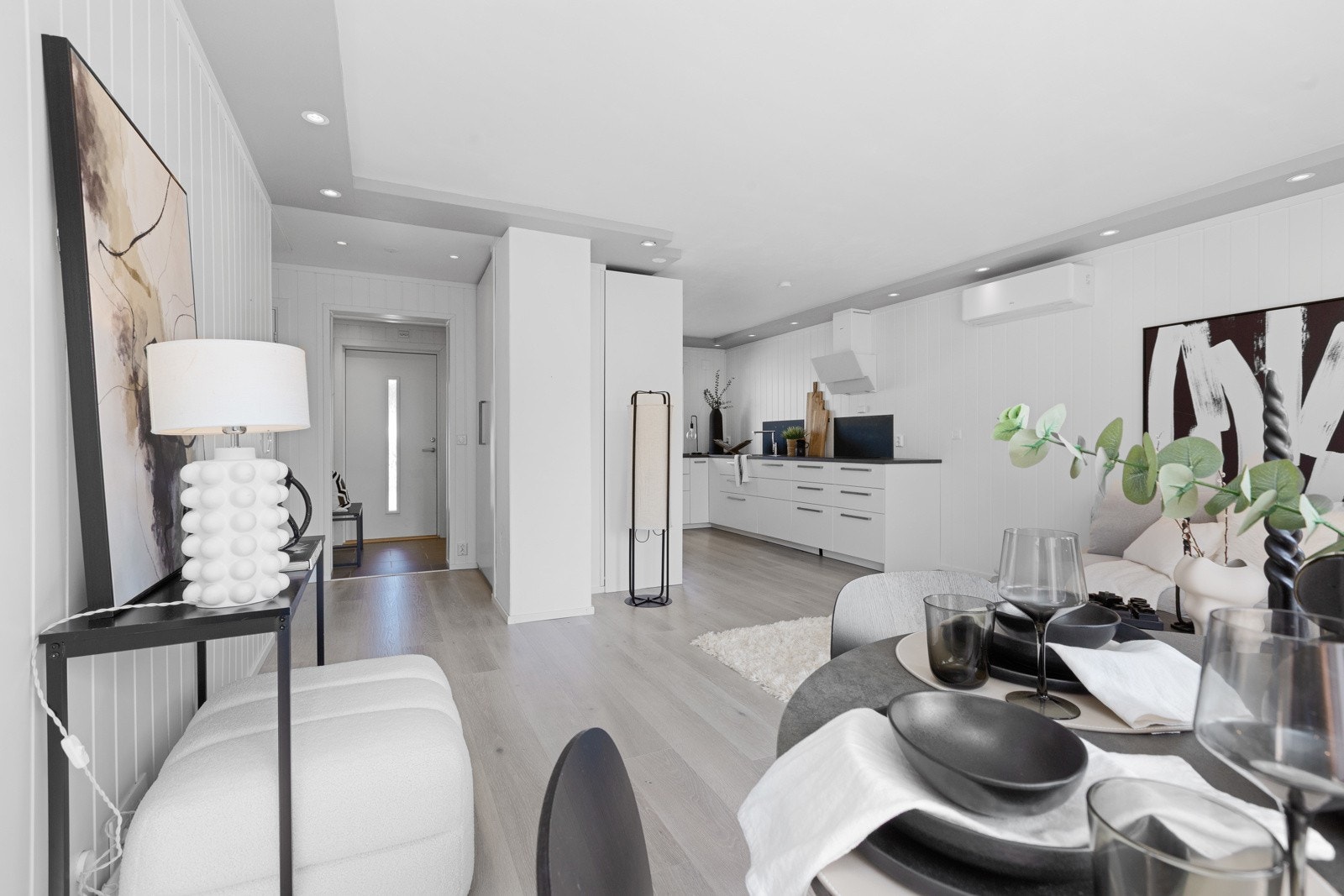 Åpen løsning fra kjøkken til stue Galleribilde